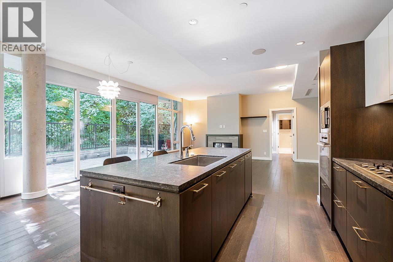 101 988 KEITH ROAD, West Vancouver