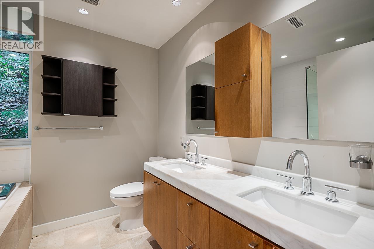 101 988 KEITH ROAD, West Vancouver