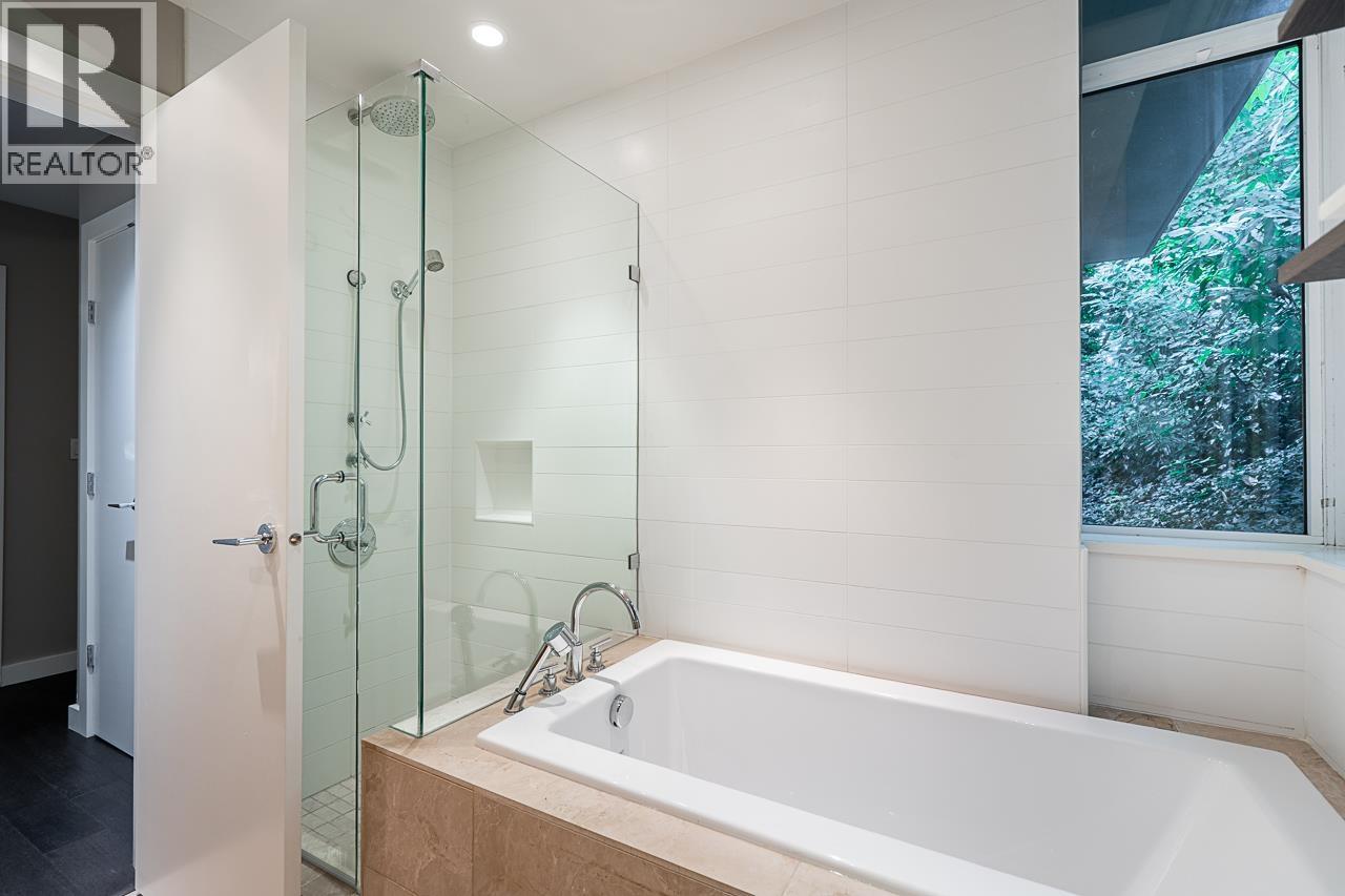 101 988 KEITH ROAD, West Vancouver