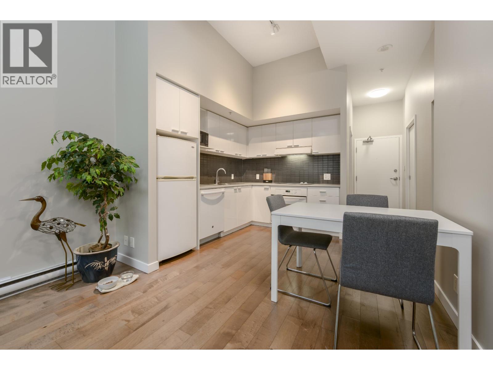 128 DUNSMUIR STREET, Vancouver