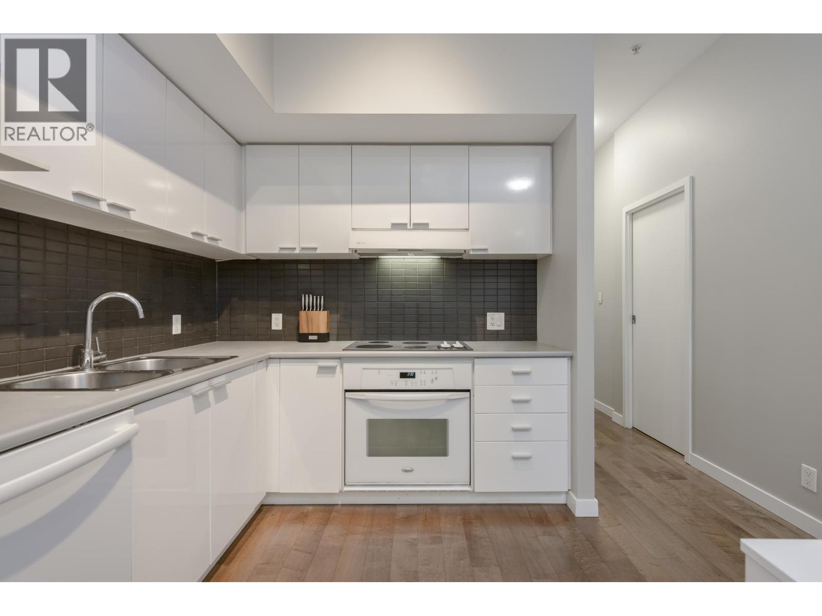 128 DUNSMUIR STREET, Vancouver