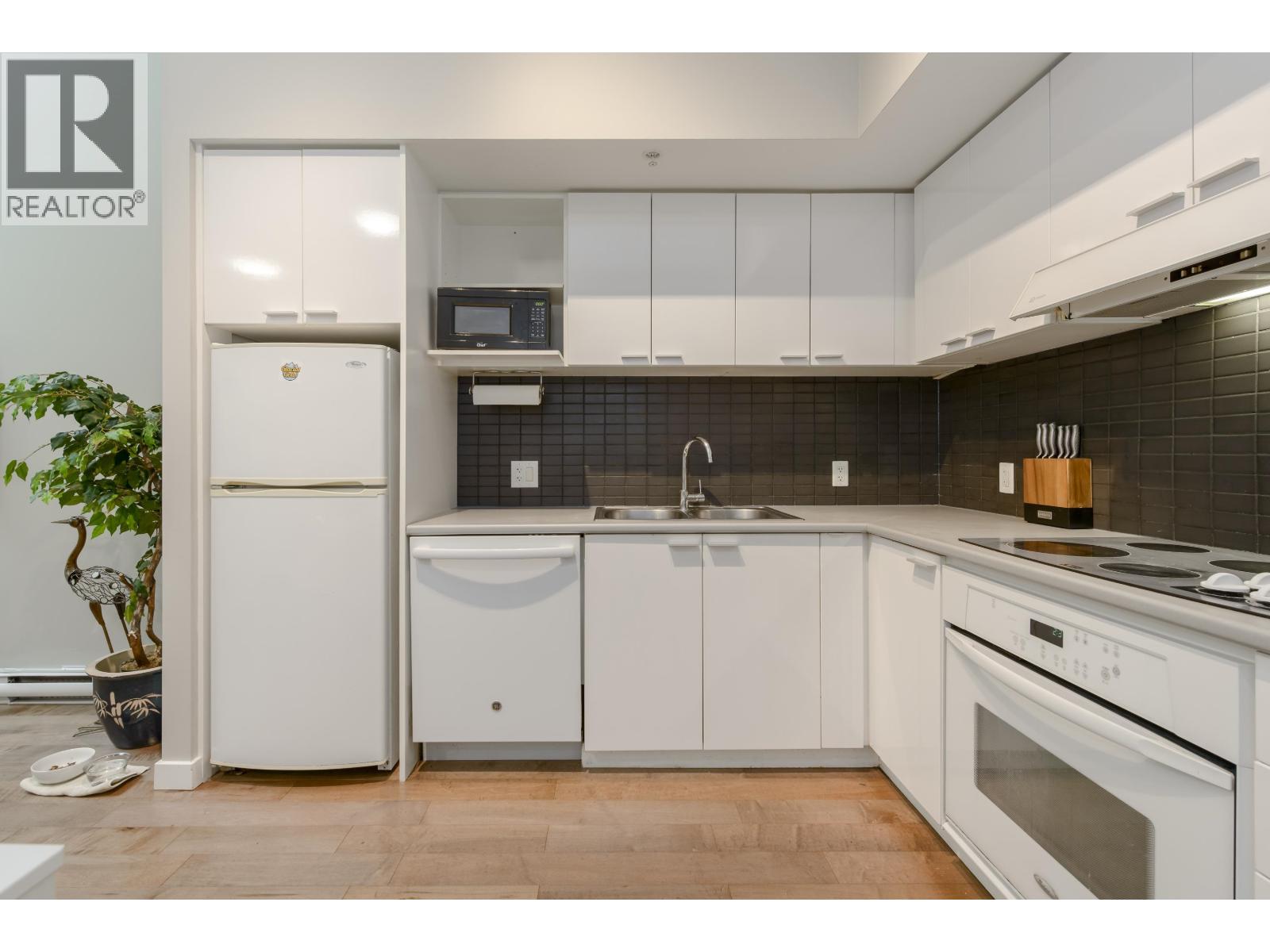 128 DUNSMUIR STREET, Vancouver