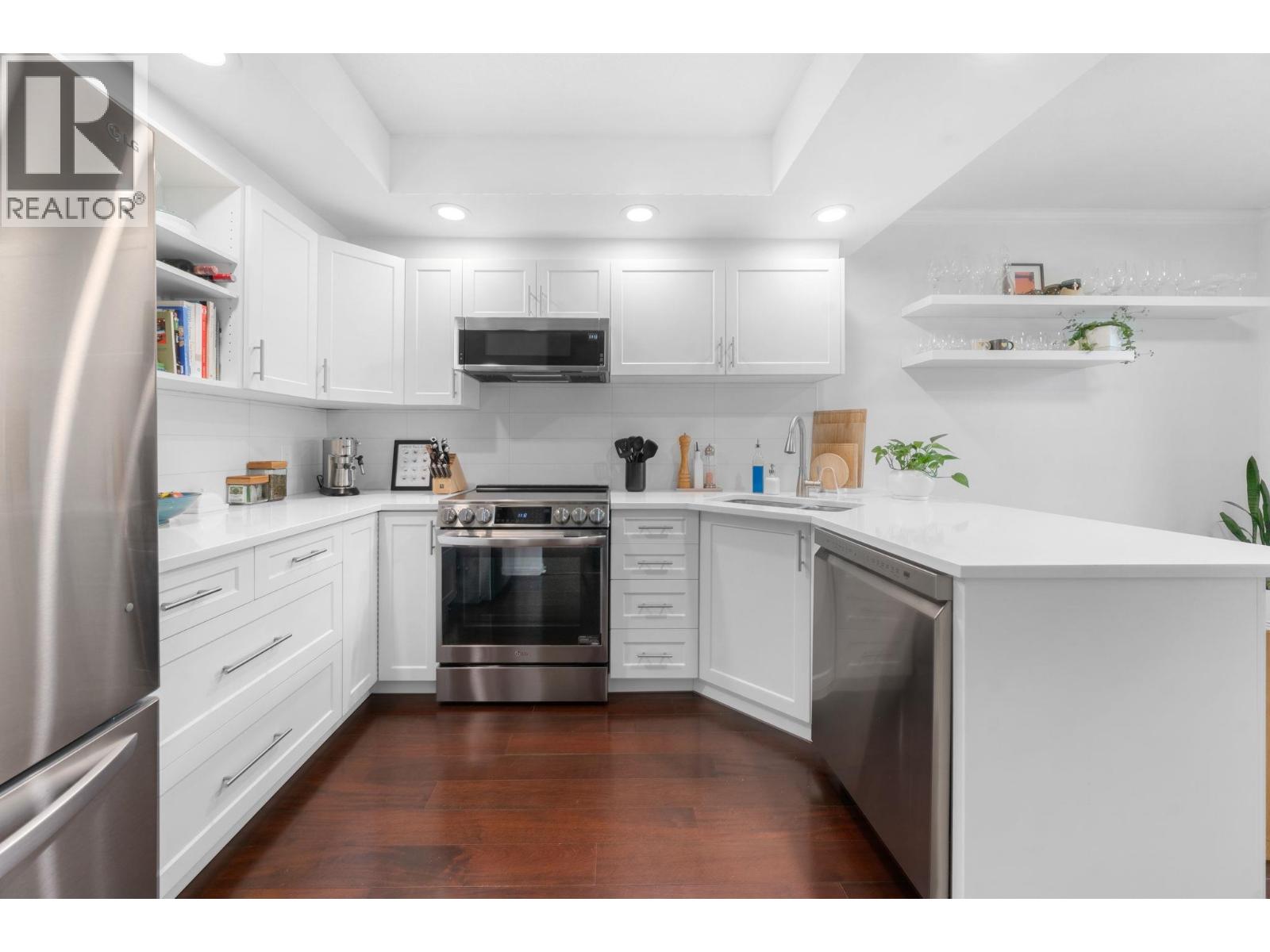 204 3151 WOODBINE DRIVE, North Vancouver