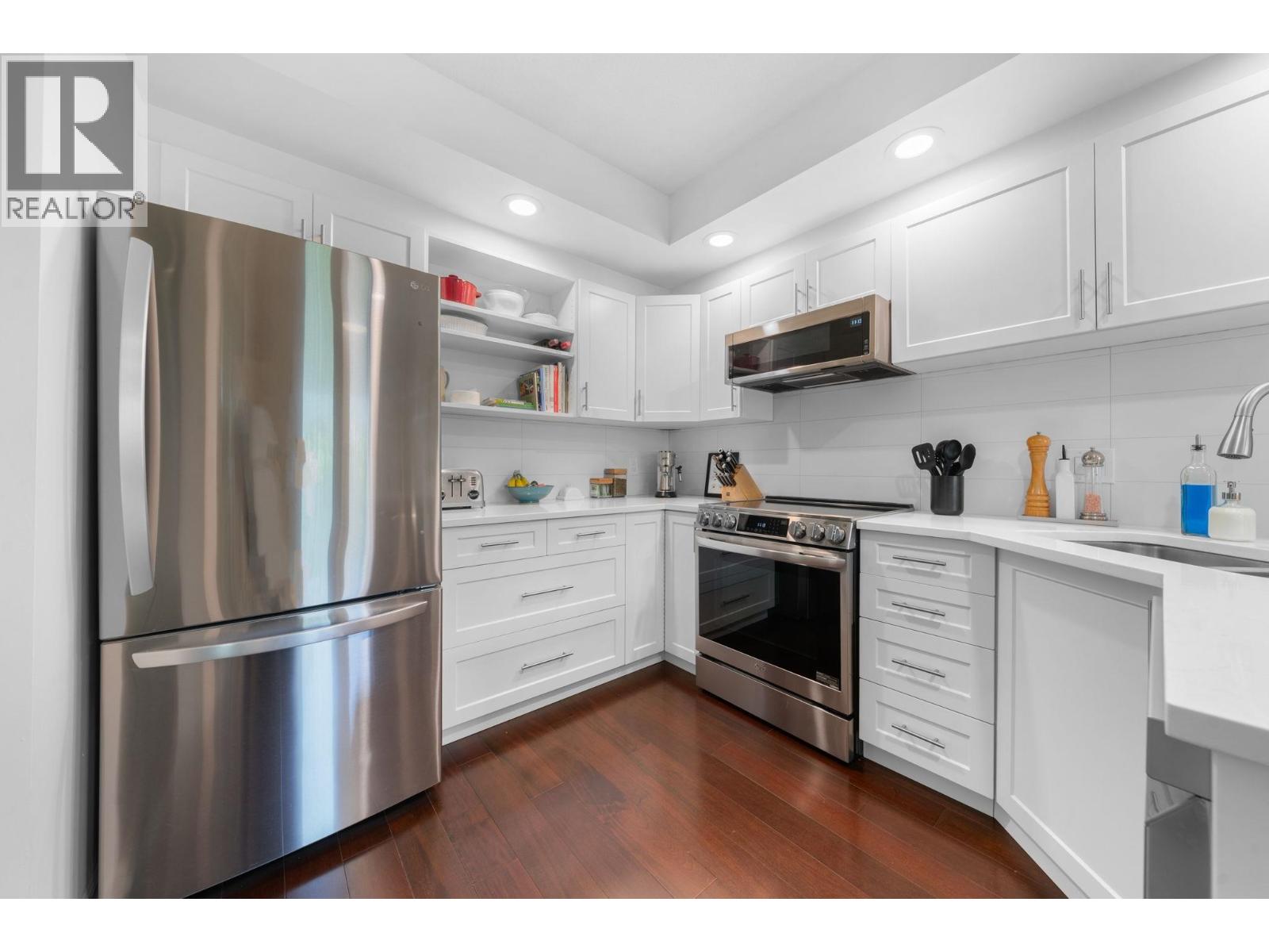 204 3151 WOODBINE DRIVE, North Vancouver