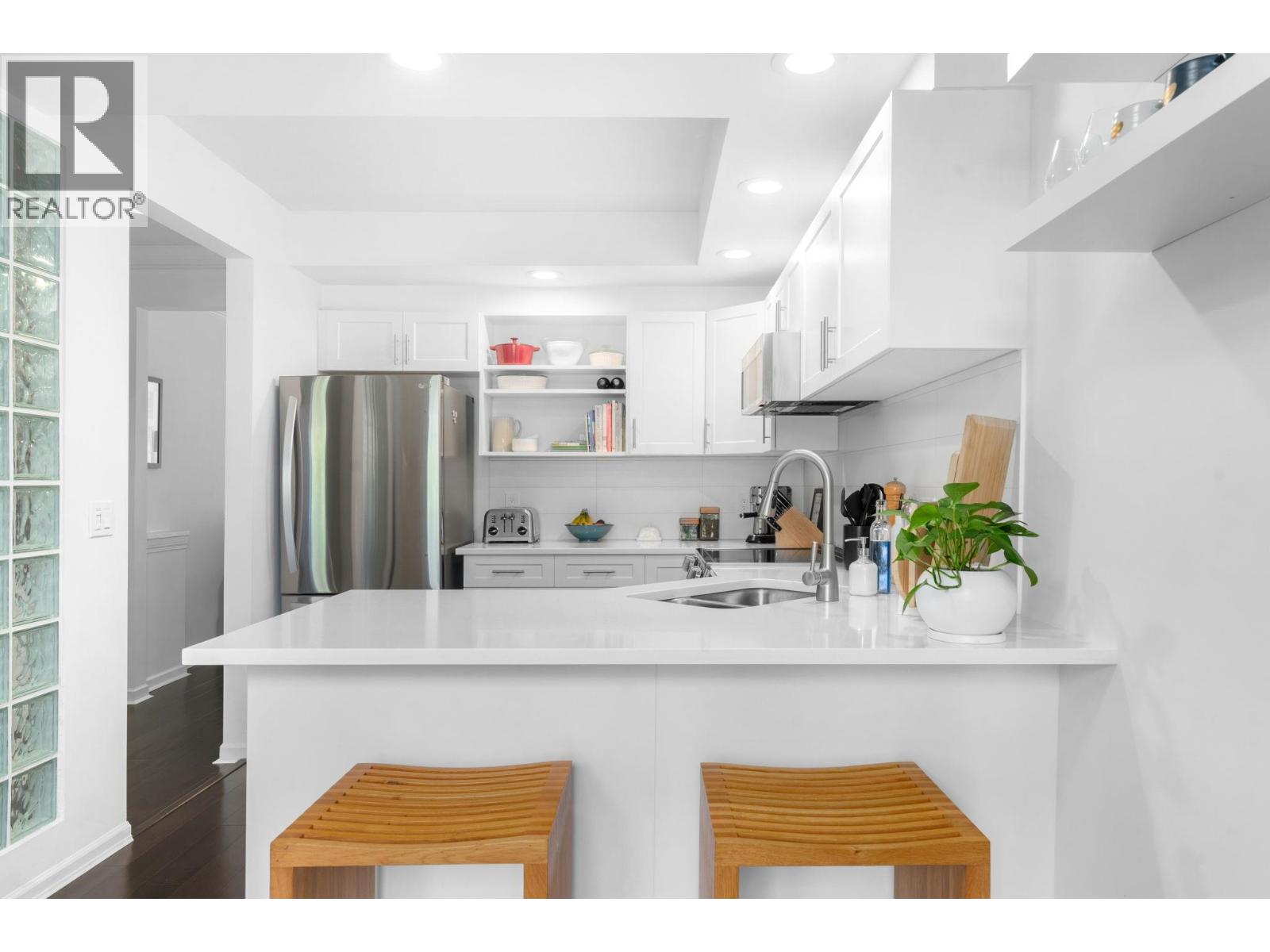 204 3151 WOODBINE DRIVE, North Vancouver