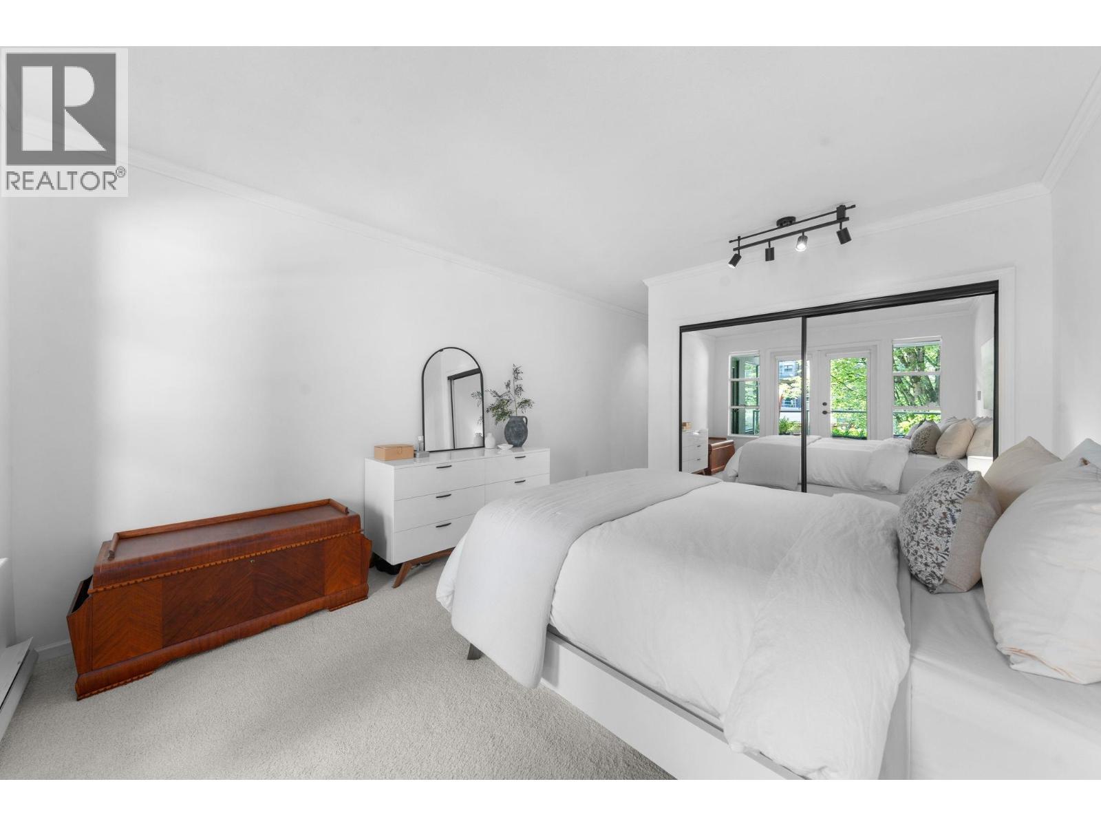 204 3151 WOODBINE DRIVE, North Vancouver