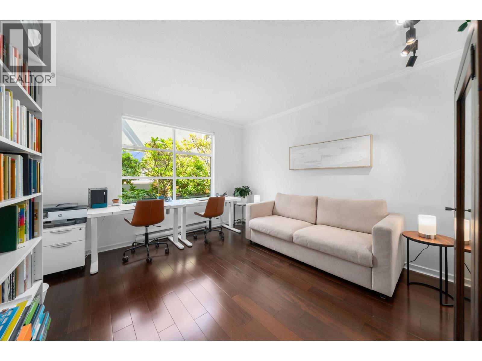 204 3151 WOODBINE DRIVE, North Vancouver