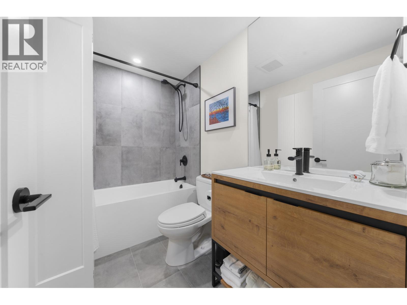 204 3151 WOODBINE DRIVE, North Vancouver