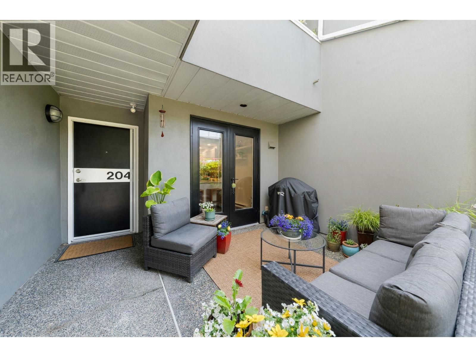 204 3151 WOODBINE DRIVE, North Vancouver