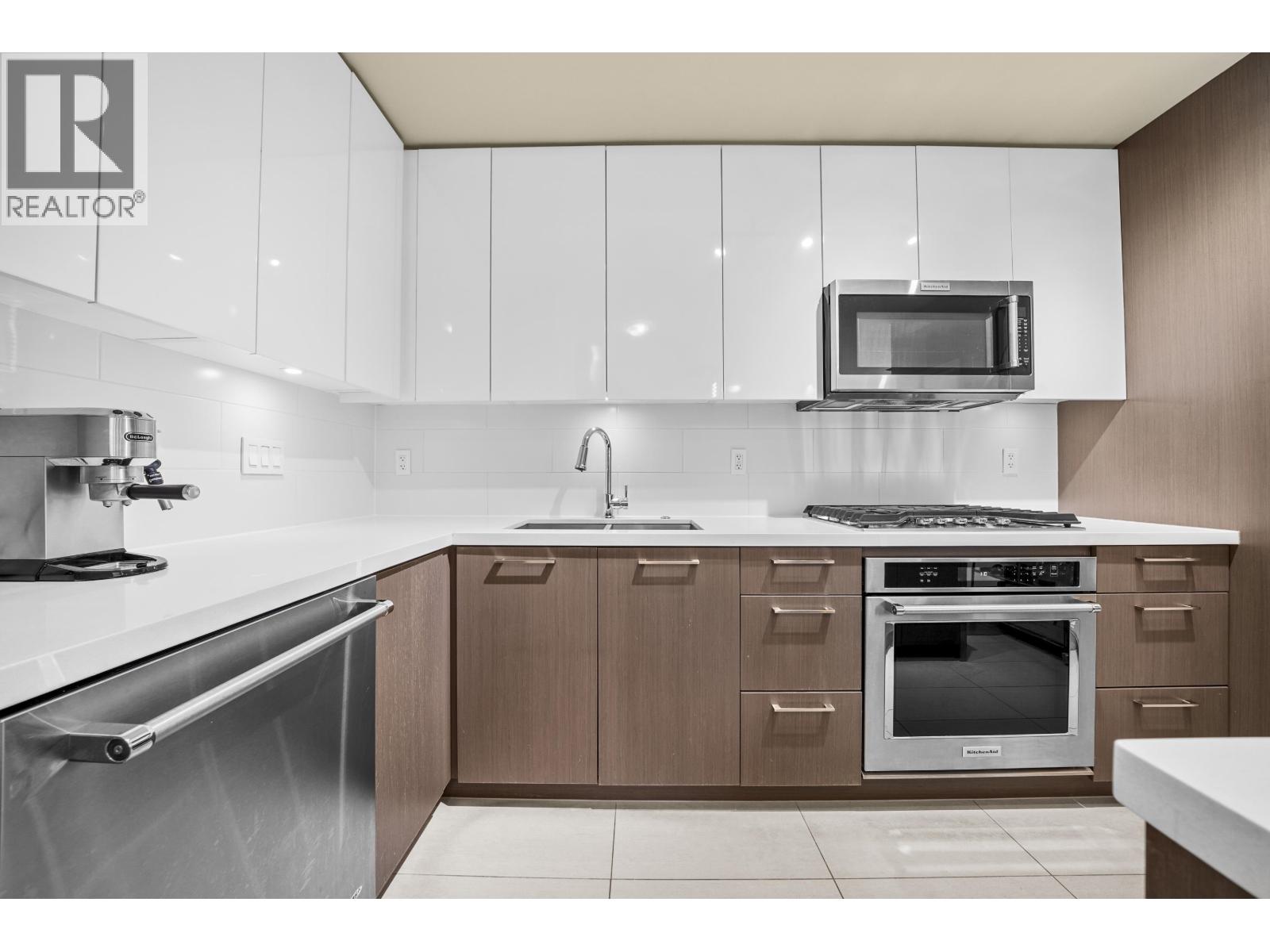 404 20 E ROYAL AVENUE, New Westminster