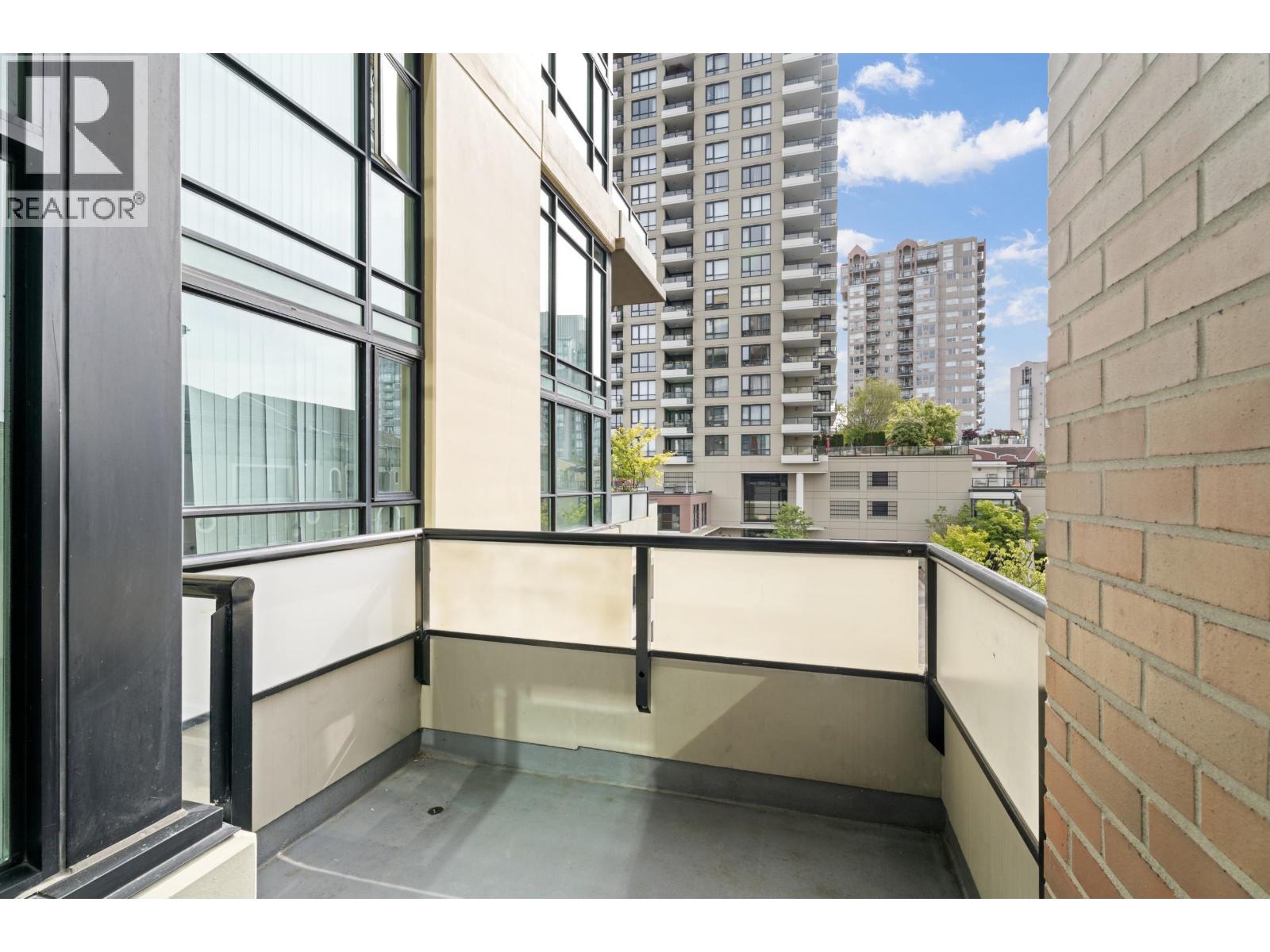 201 10 RENAISSANCE SQUARE, New Westminster