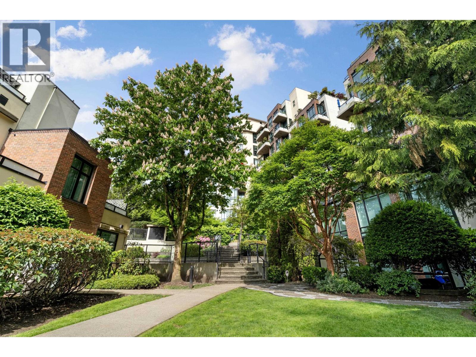 201 10 RENAISSANCE SQUARE, New Westminster