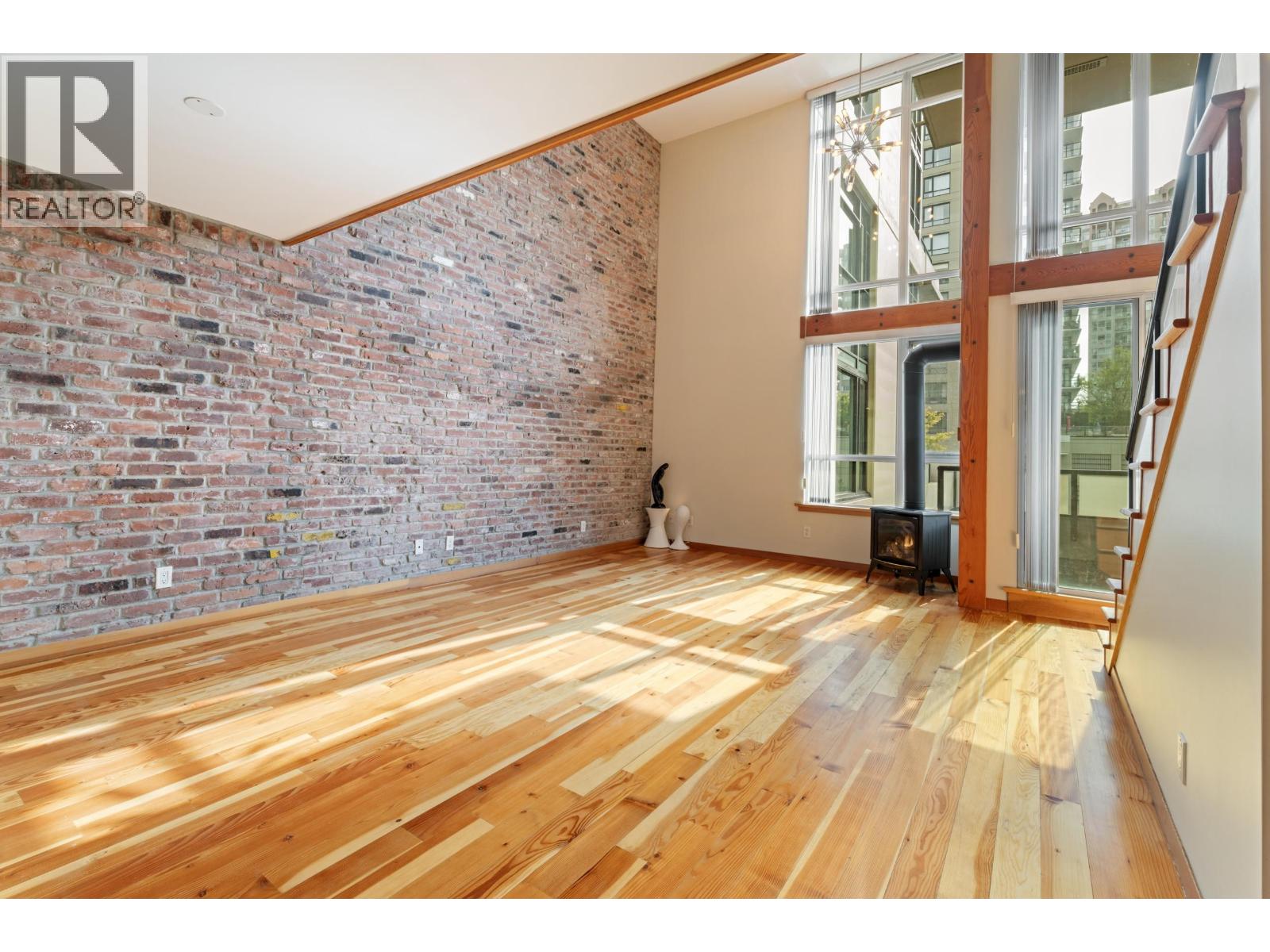 201 10 RENAISSANCE SQUARE, New Westminster