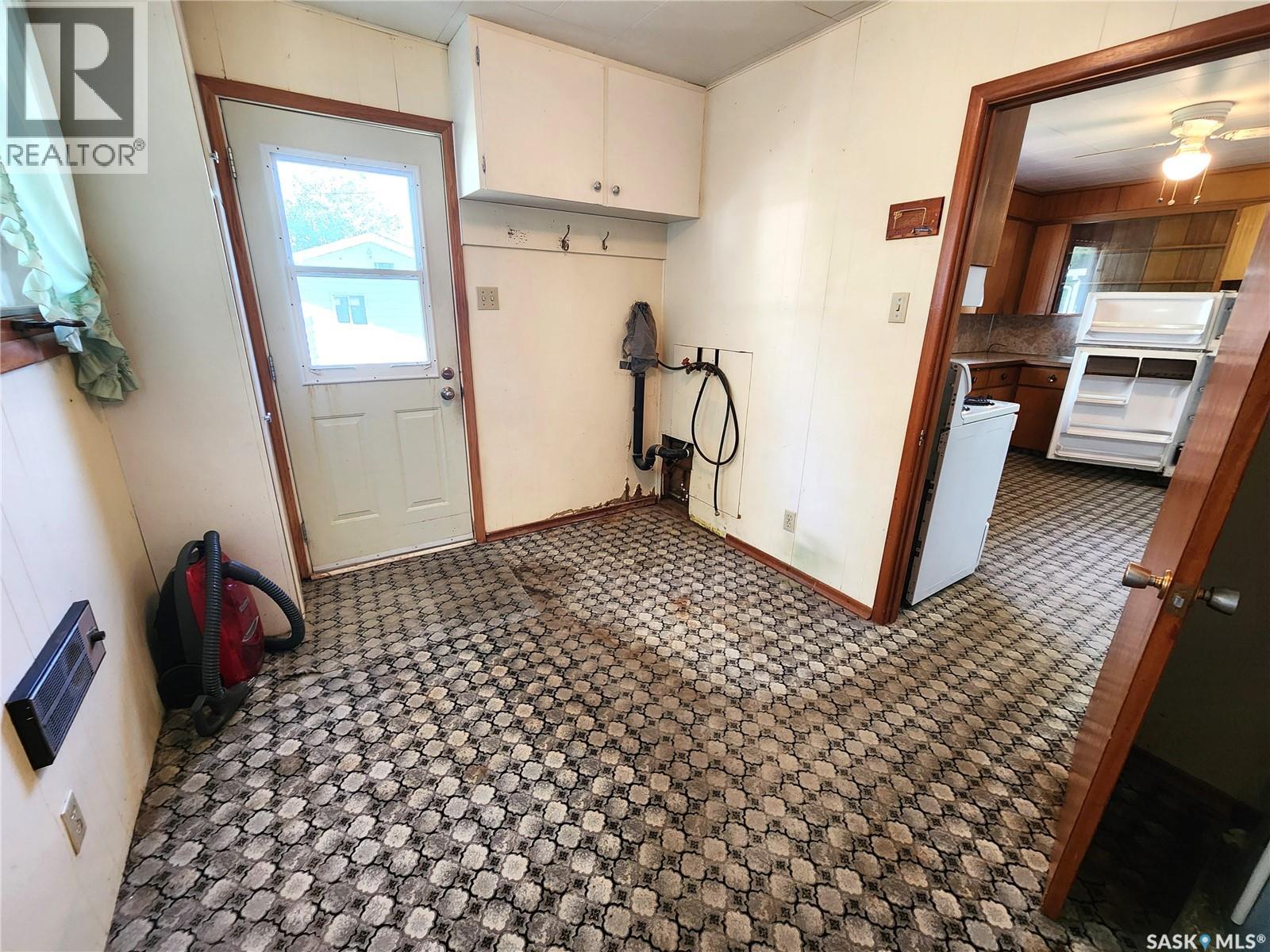 208 2nd AVENUE E - Photo 3 of 25, Lampman, Saskatchewan