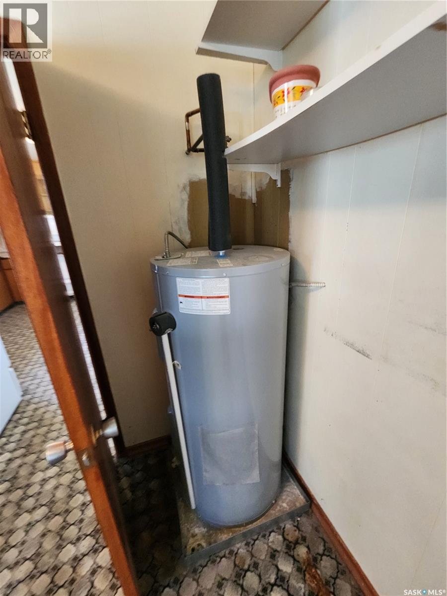 208 2nd AVENUE E - Photo 4 of 25, Lampman, Saskatchewan