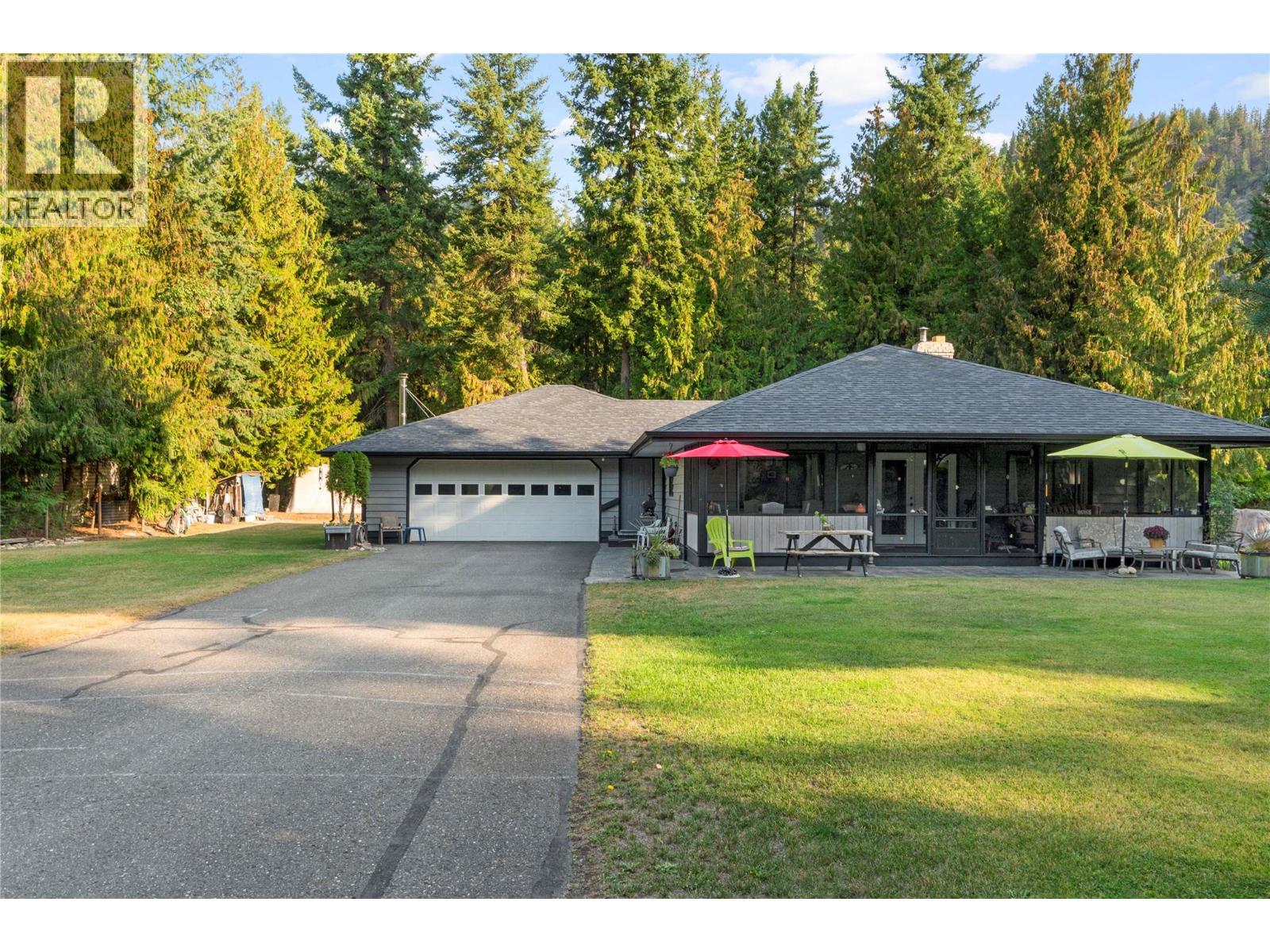  4061 Santa Road, Scotch Creek