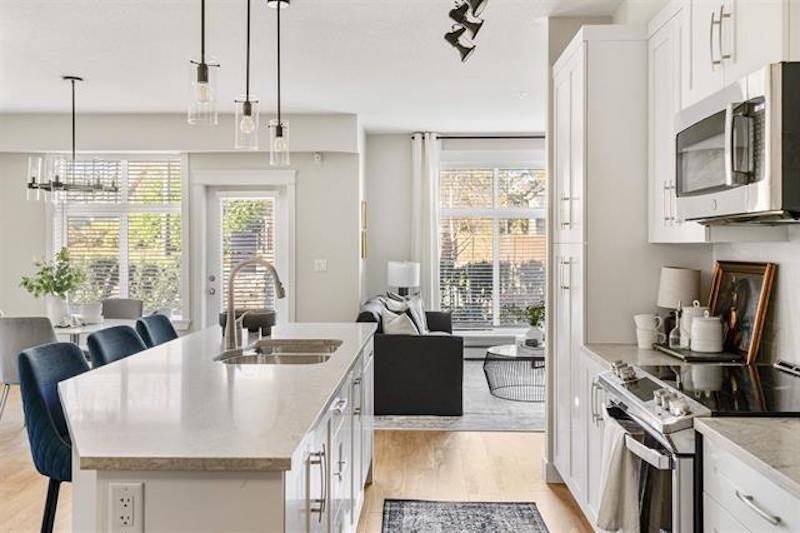 A633 8233 208B STREET, Langley