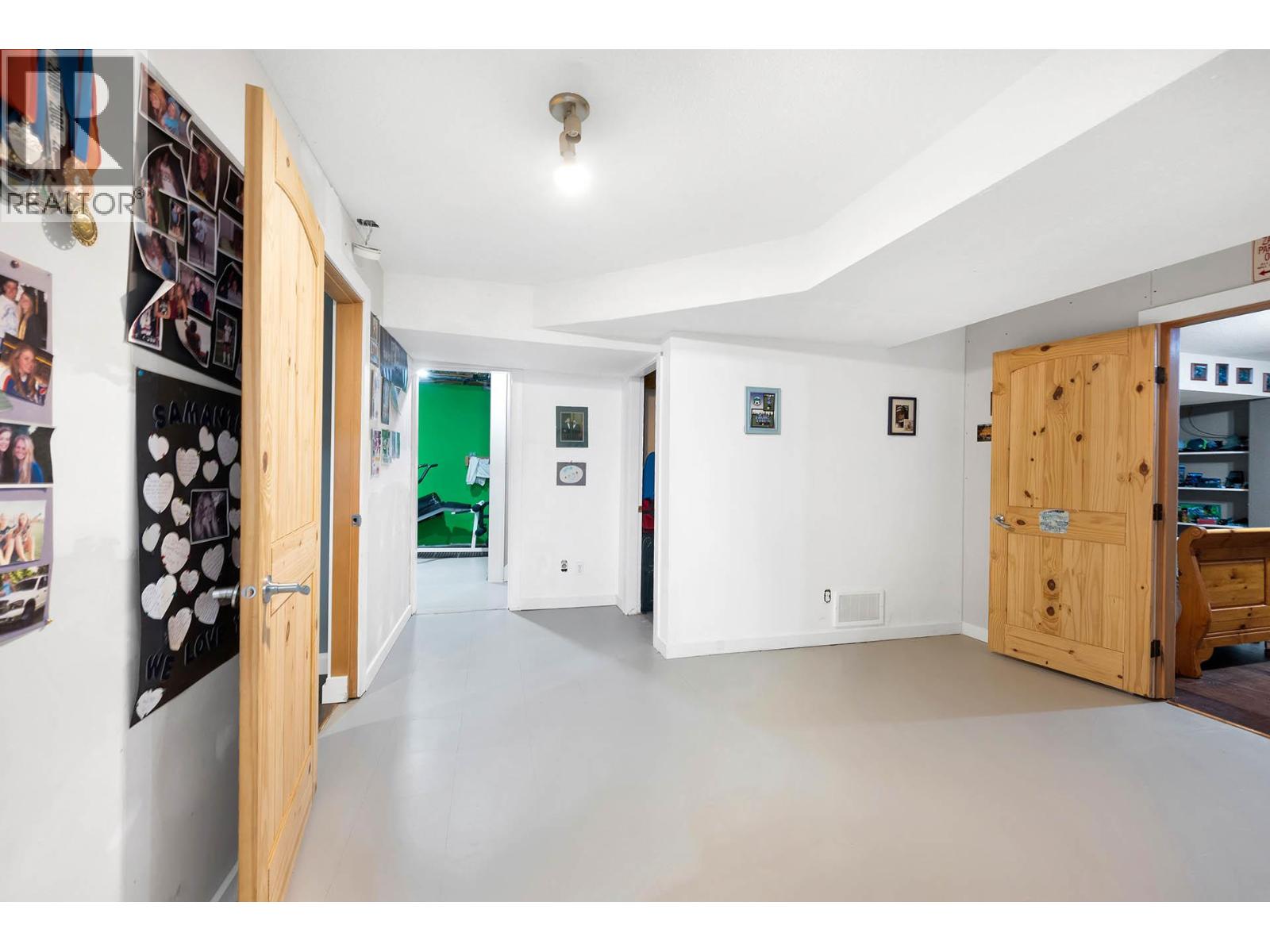 443 REIGHMOUNT DRIVE - 40