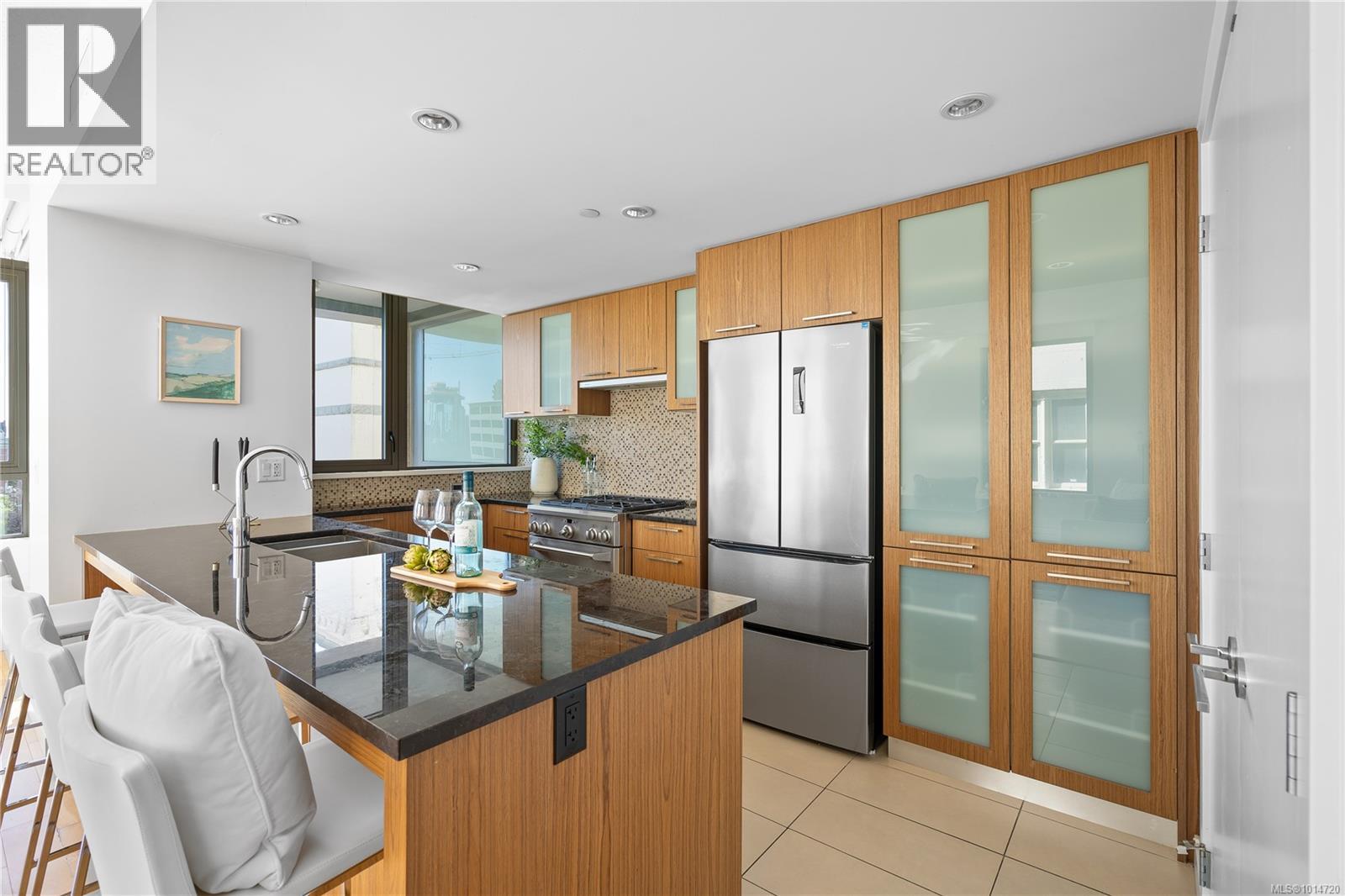 501 608 Broughton Street, Victoria