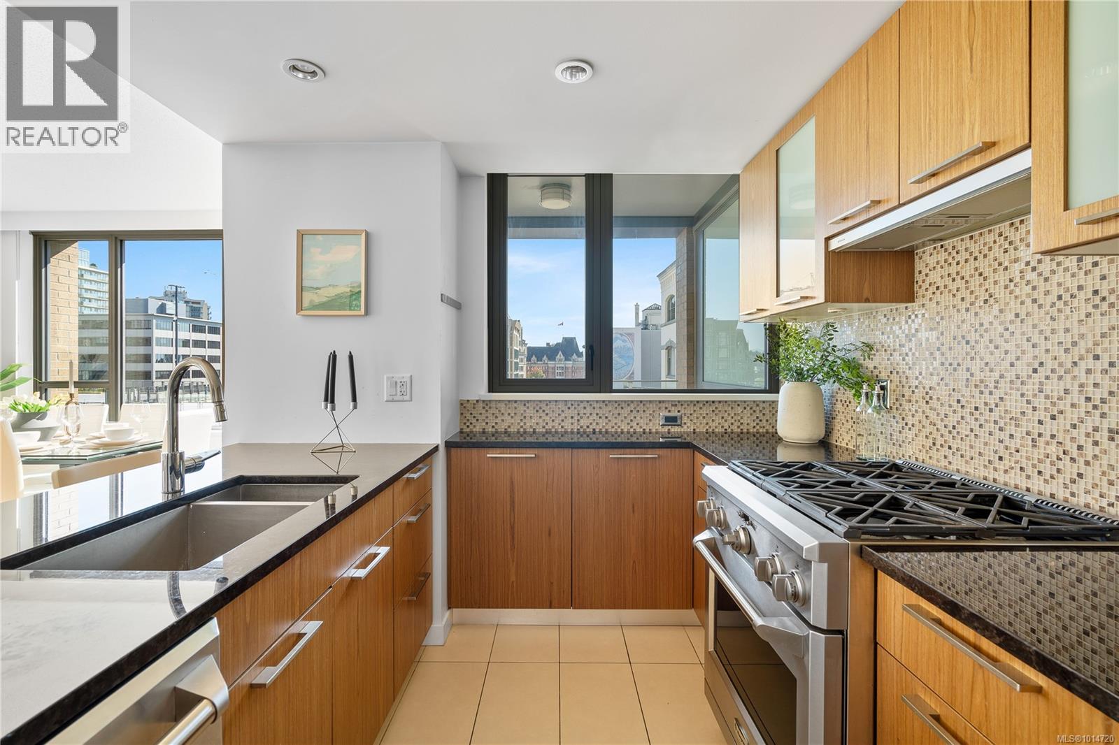501 608 Broughton Street, Victoria