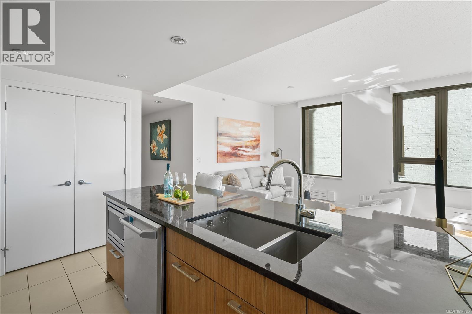 501 608 Broughton Street, Victoria