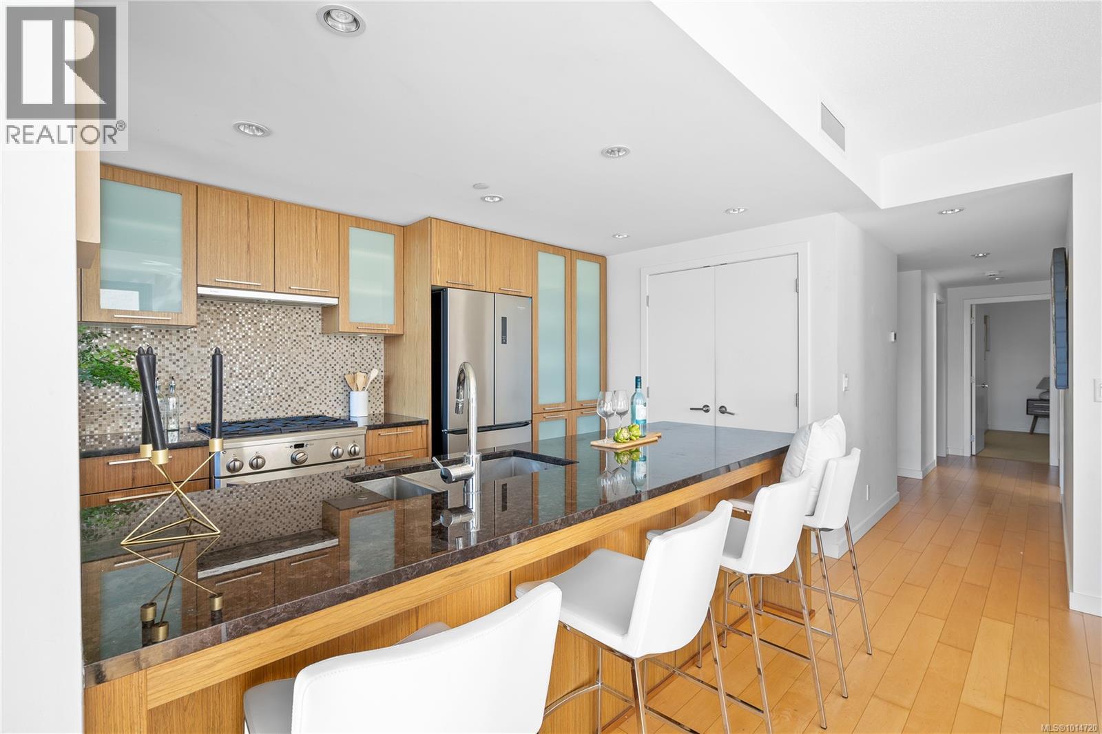 501 608 Broughton Street, Victoria