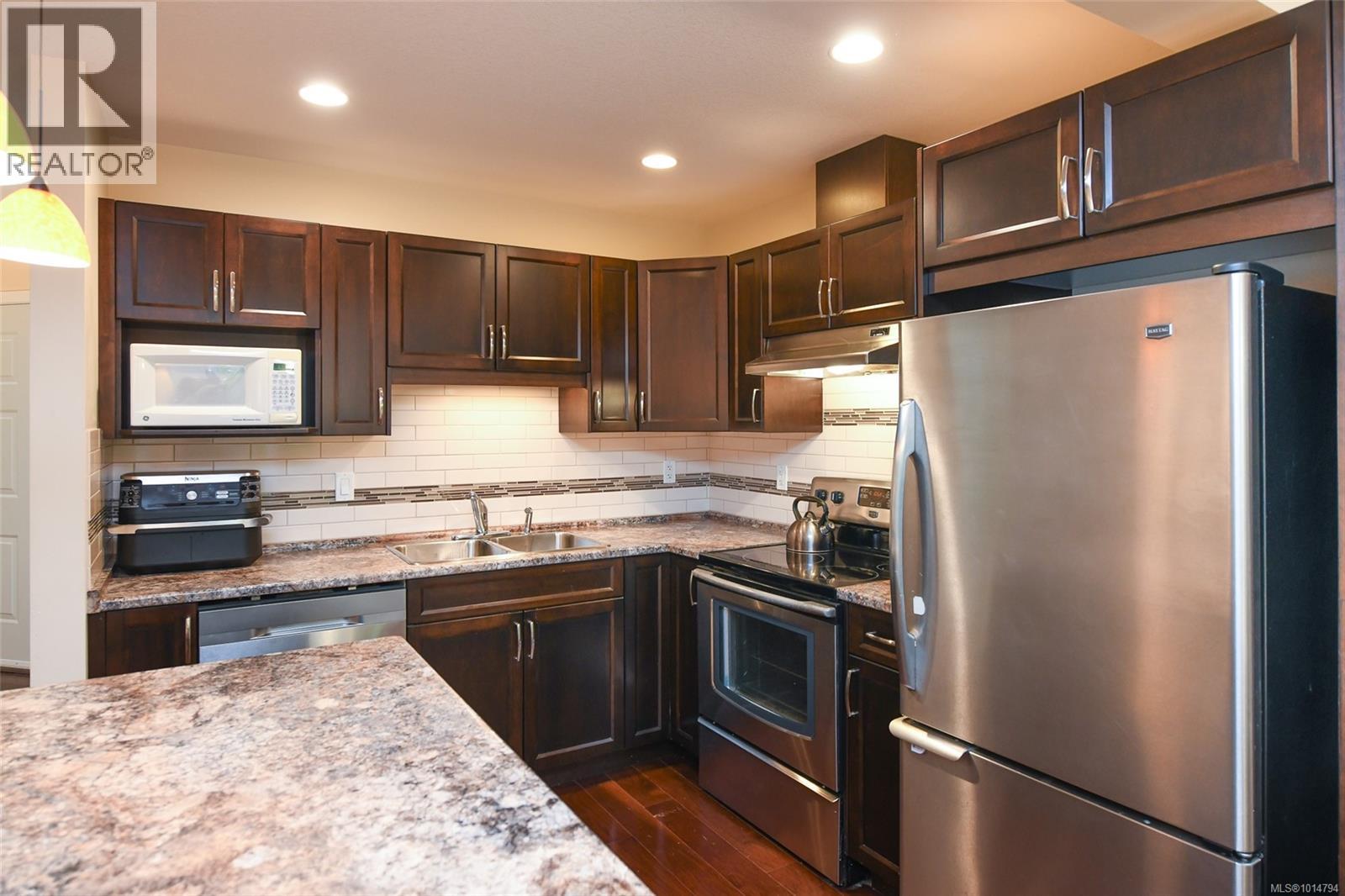 31 3400 Coniston Cres, Cumberland