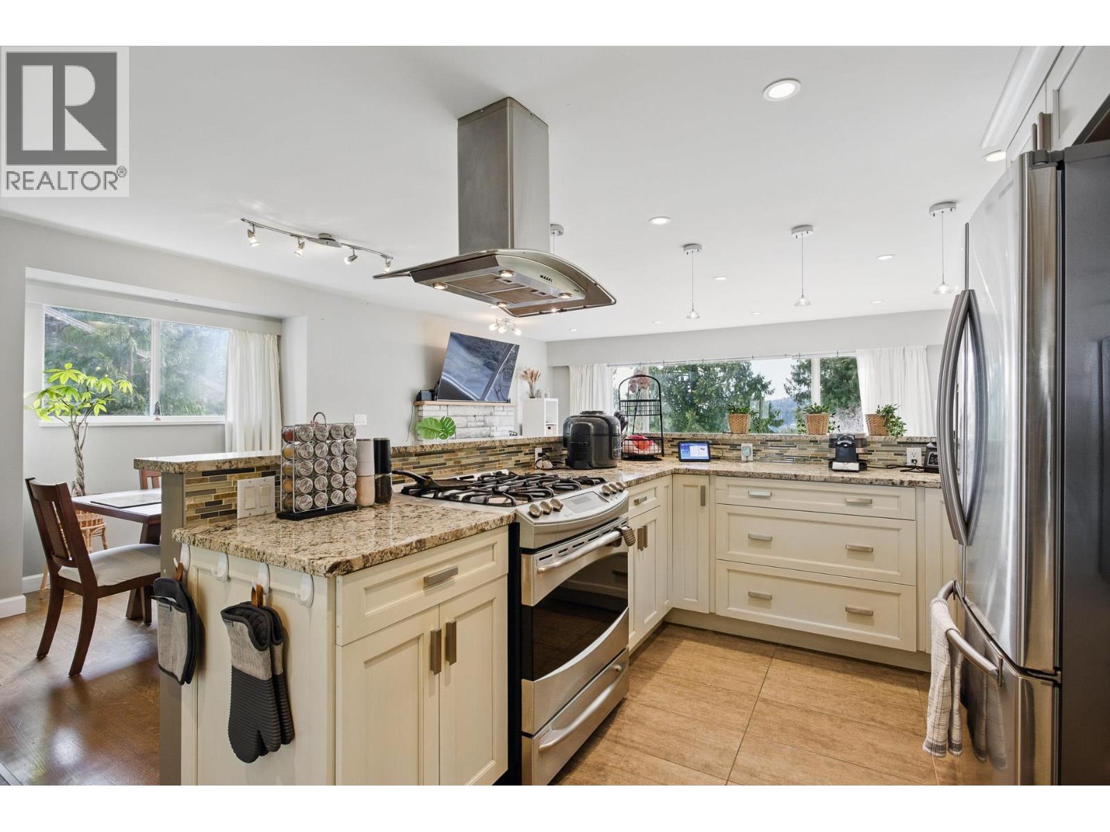 4938 REDONDA DRIVE, North Vancouver