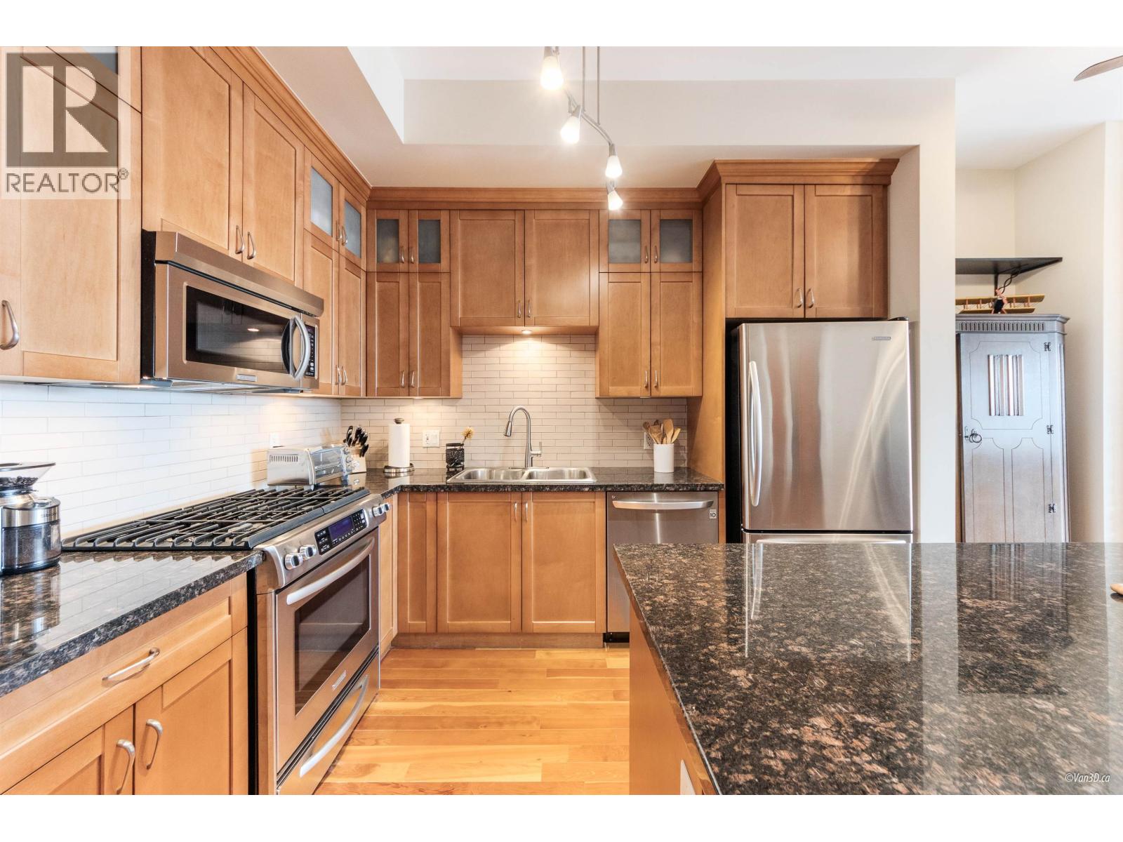 306 240 SALTER STREET, New Westminster