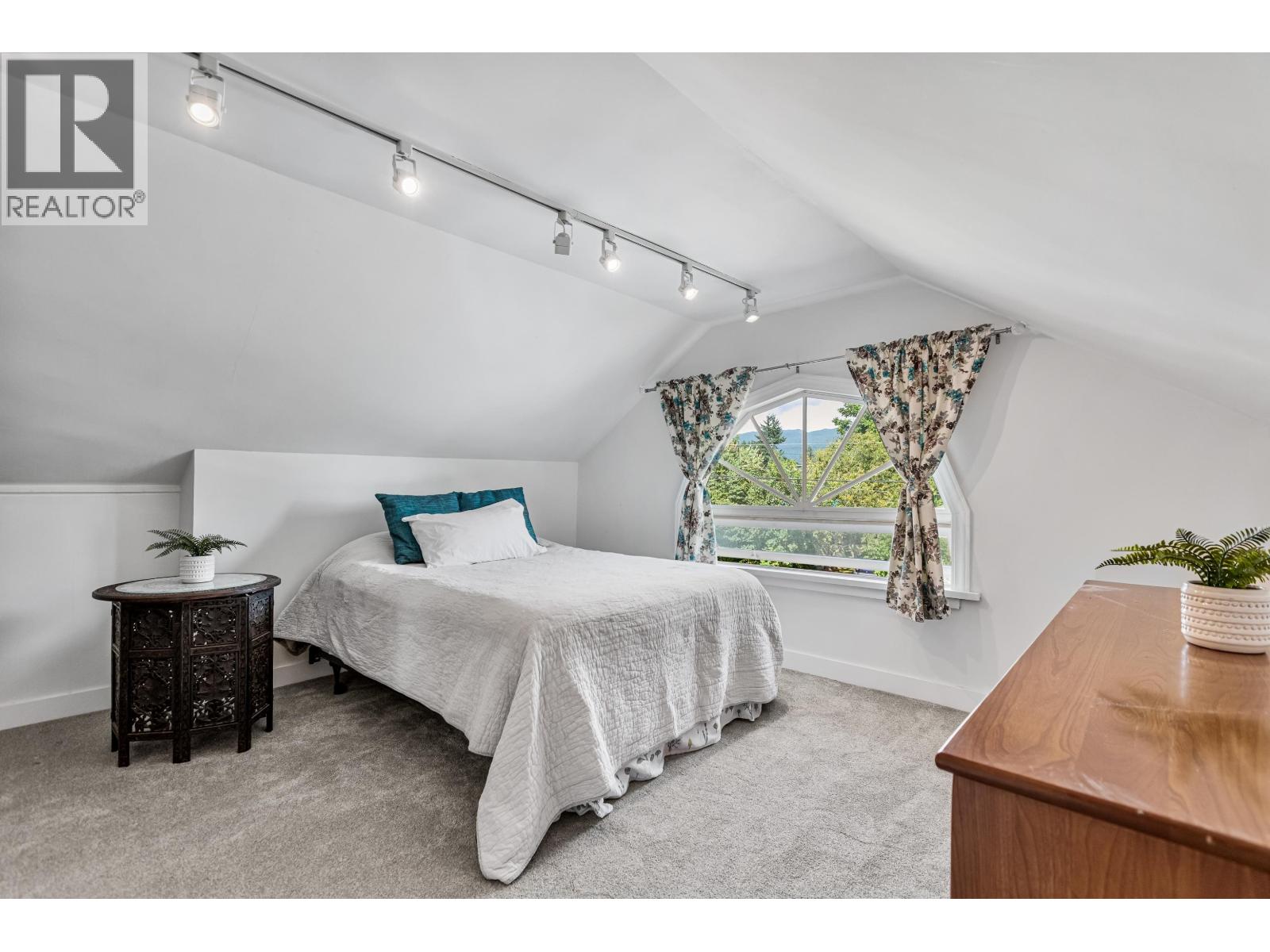 1972 FRASER AVENUE, Port Coquitlam