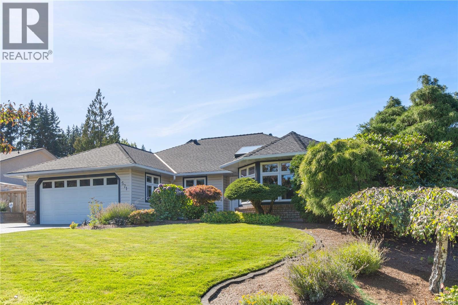 571 Hollywood Rd, Qualicum Beach