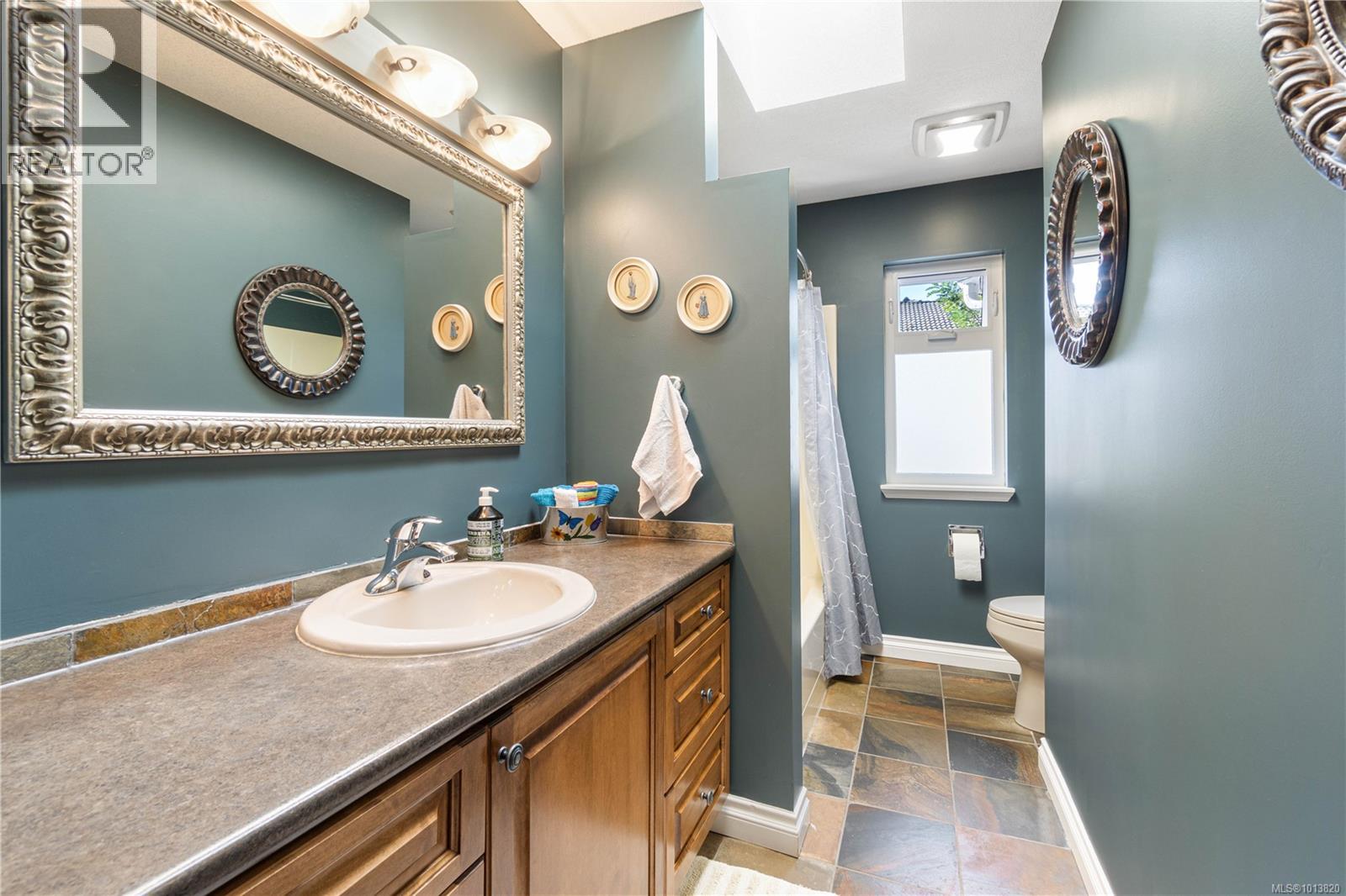 571 Hollywood Rd, Qualicum Beach