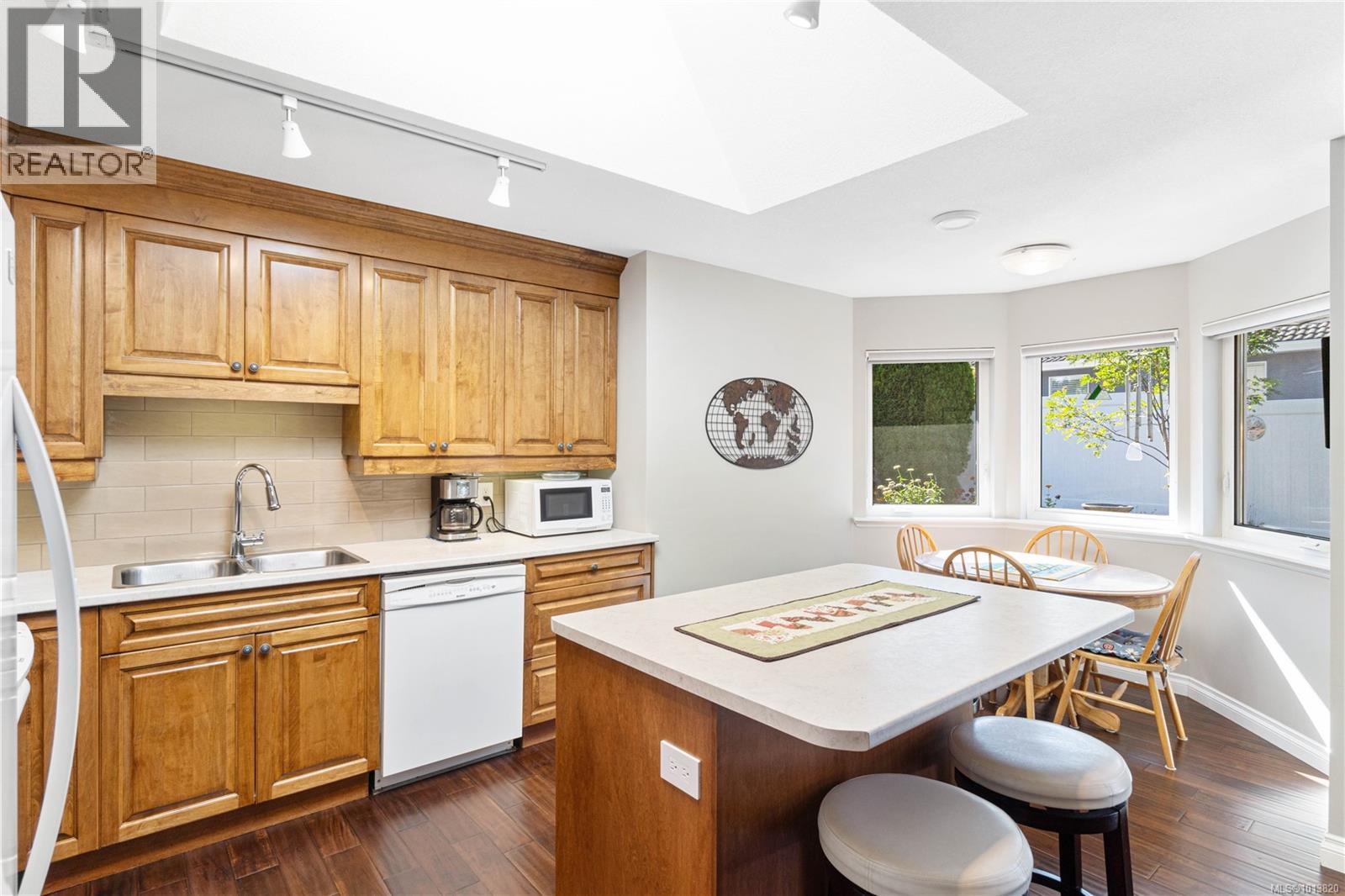 571 Hollywood Rd, Qualicum Beach