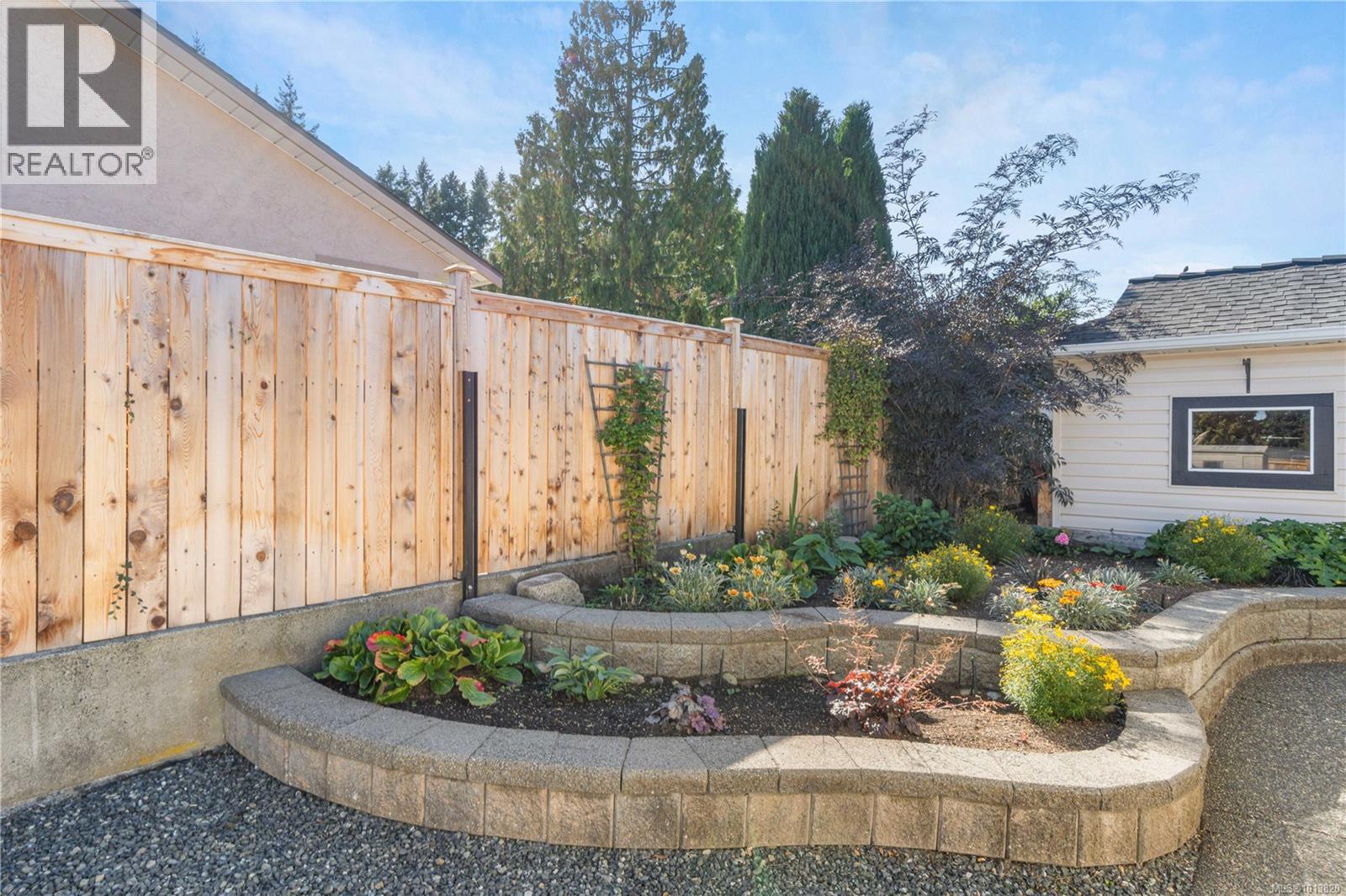 571 Hollywood Rd, Qualicum Beach