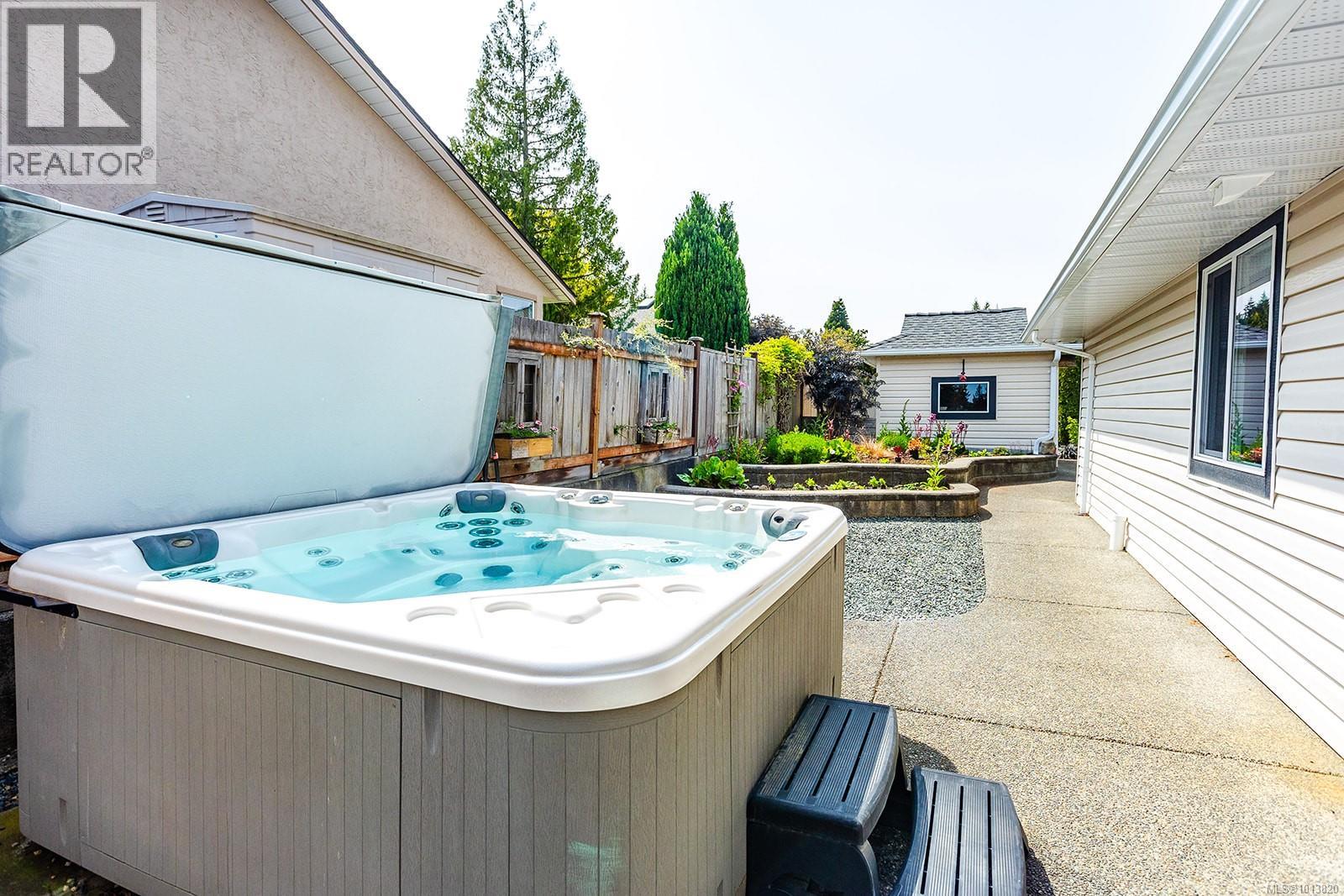 571 Hollywood Rd, Qualicum Beach