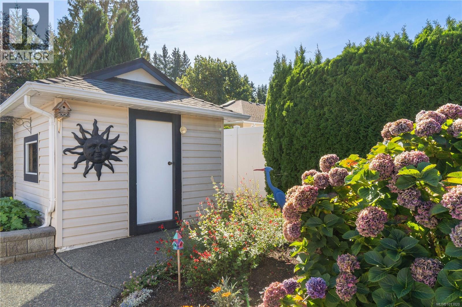 571 Hollywood Rd, Qualicum Beach