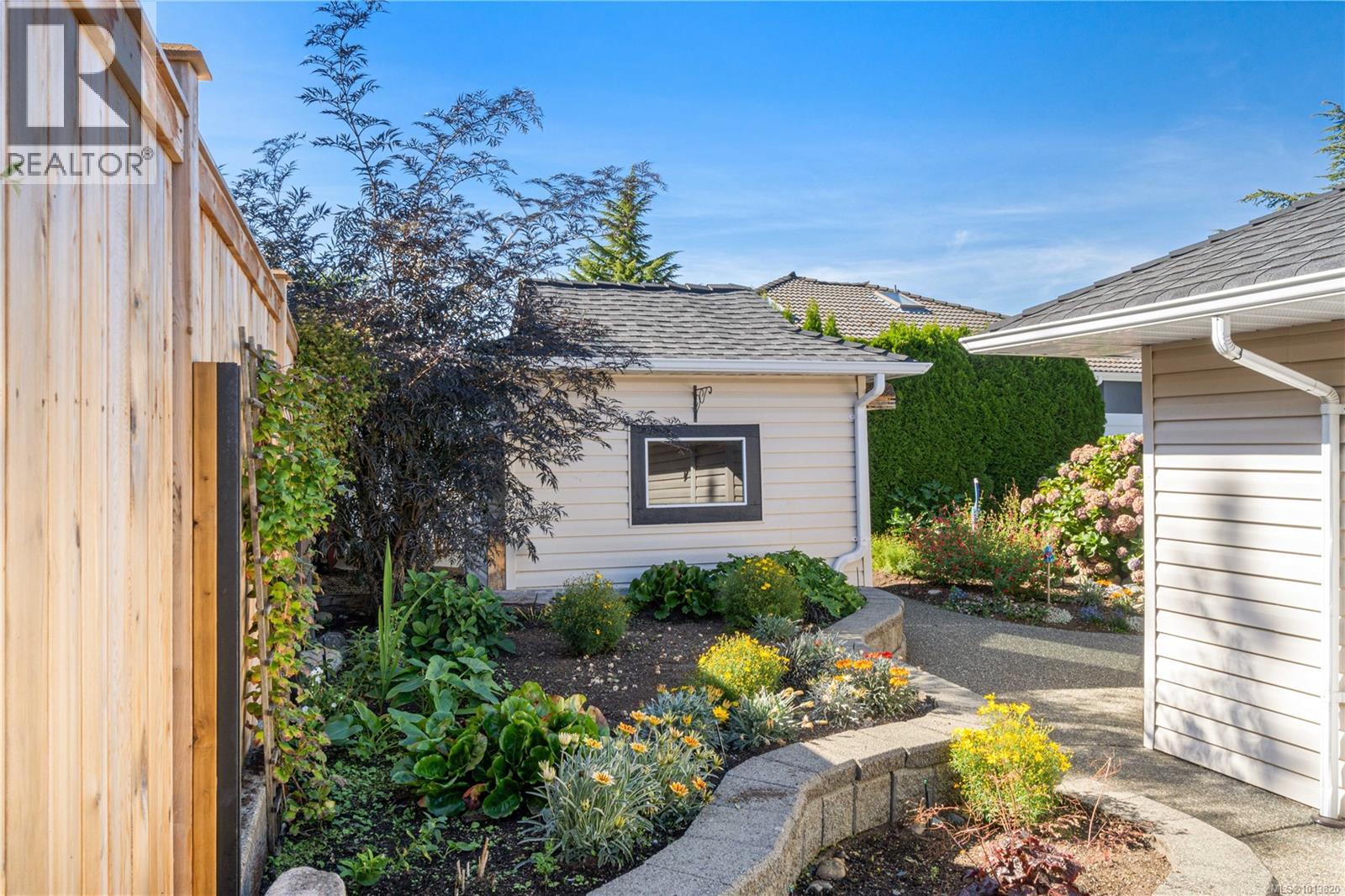 571 Hollywood Rd, Qualicum Beach
