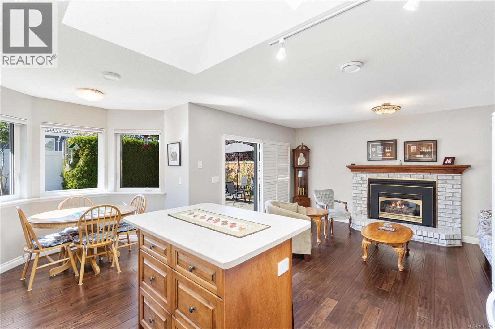 571 Hollywood Rd, Qualicum Beach