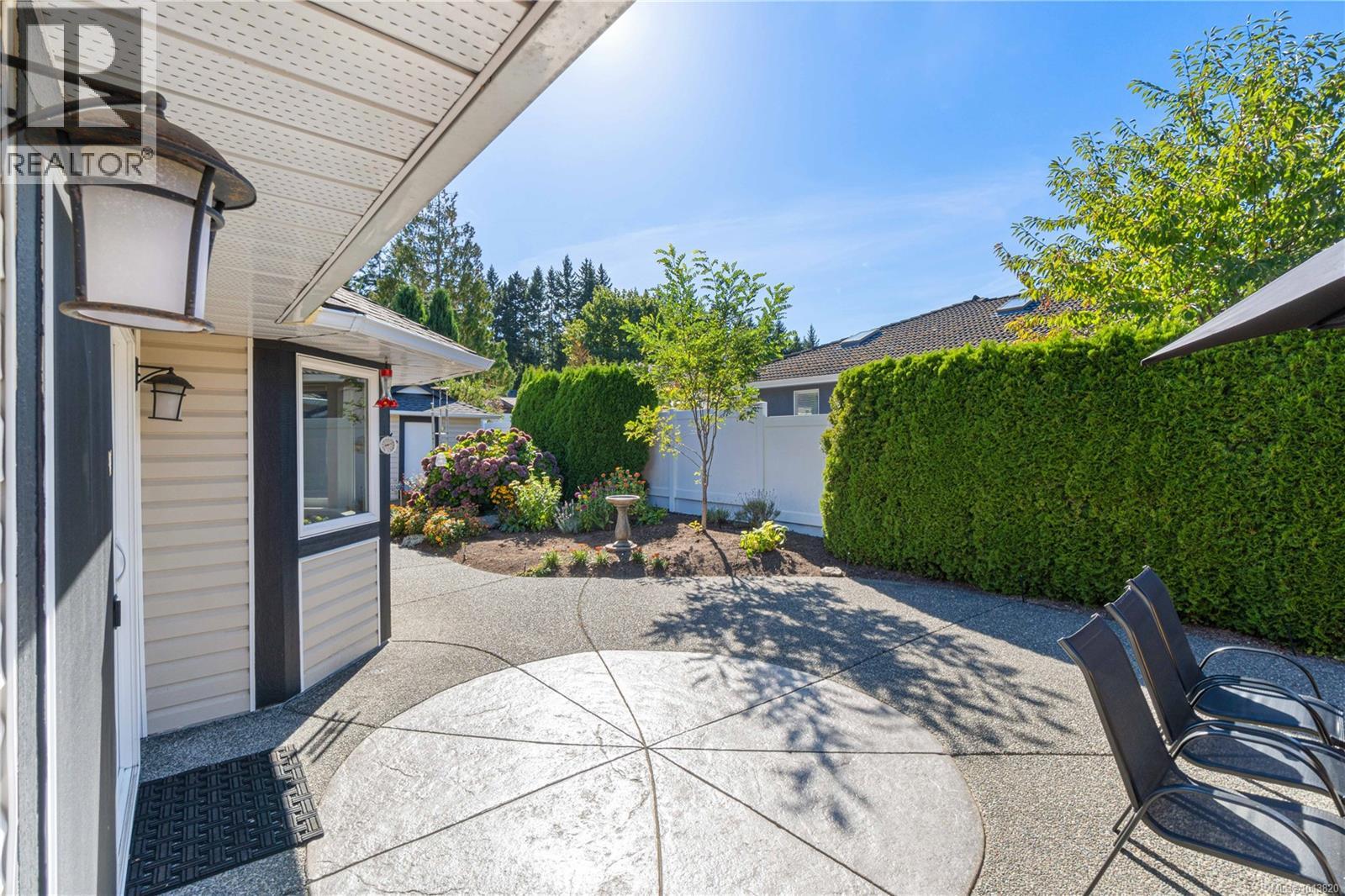 571 Hollywood Rd, Qualicum Beach