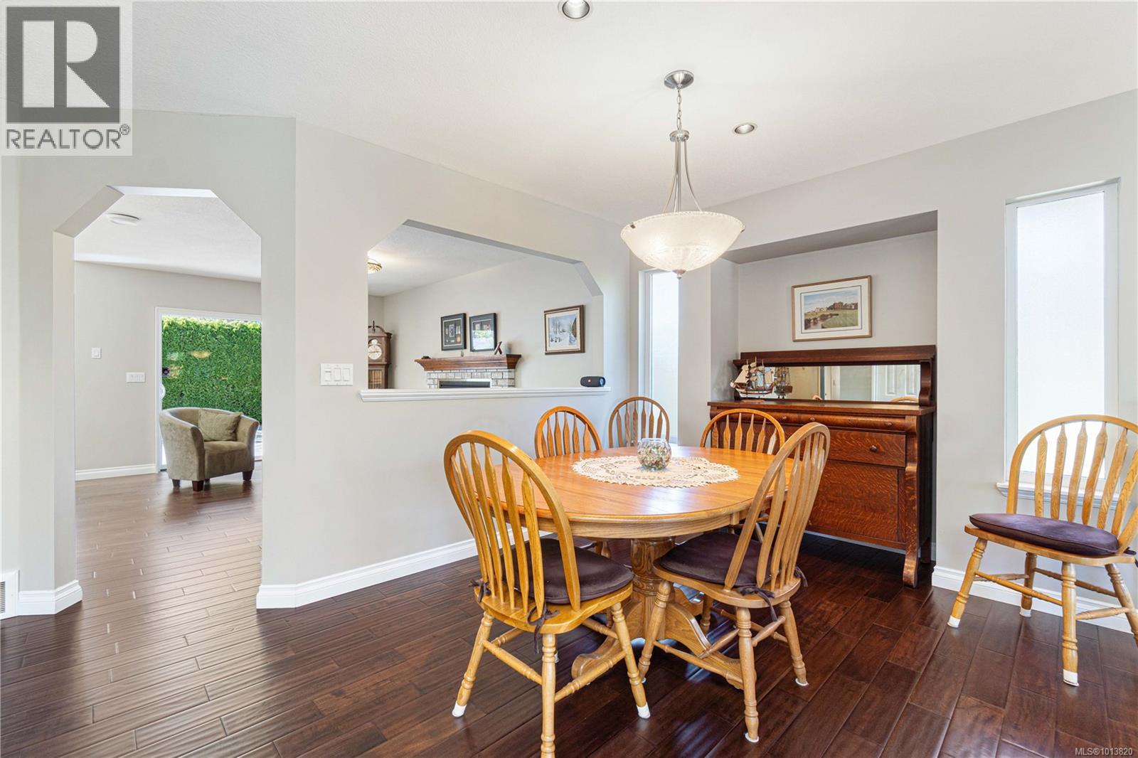 571 Hollywood Rd, Qualicum Beach