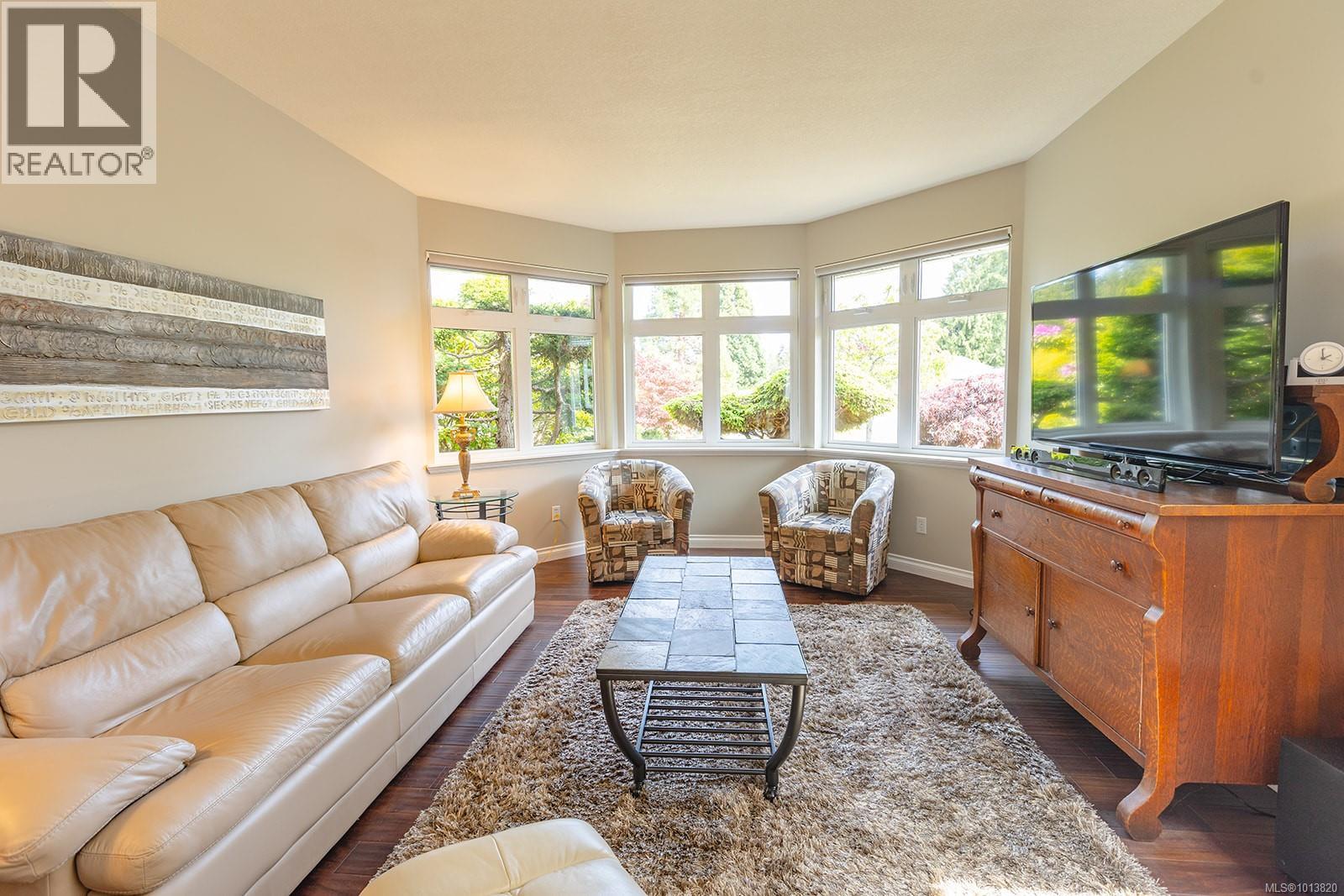 571 Hollywood Rd, Qualicum Beach