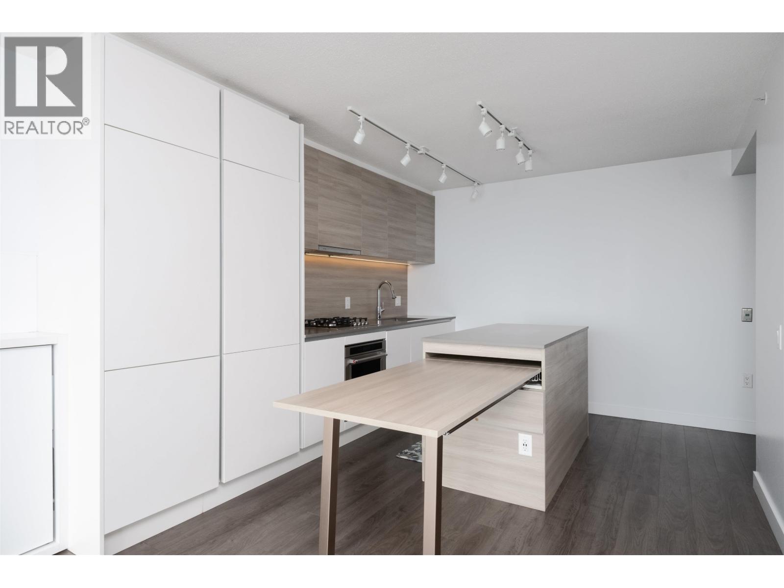 912 988 QUAYSIDE DRIVE, New Westminster