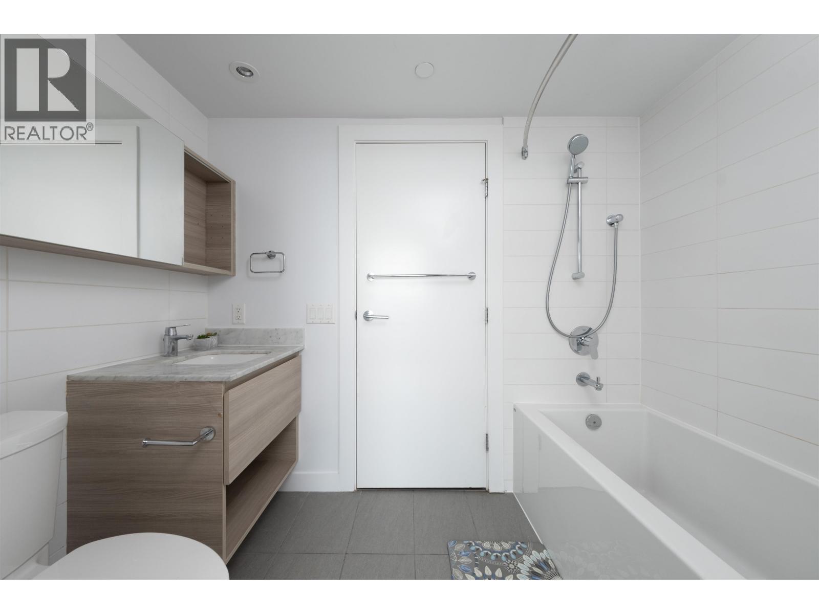 912 988 QUAYSIDE DRIVE, New Westminster