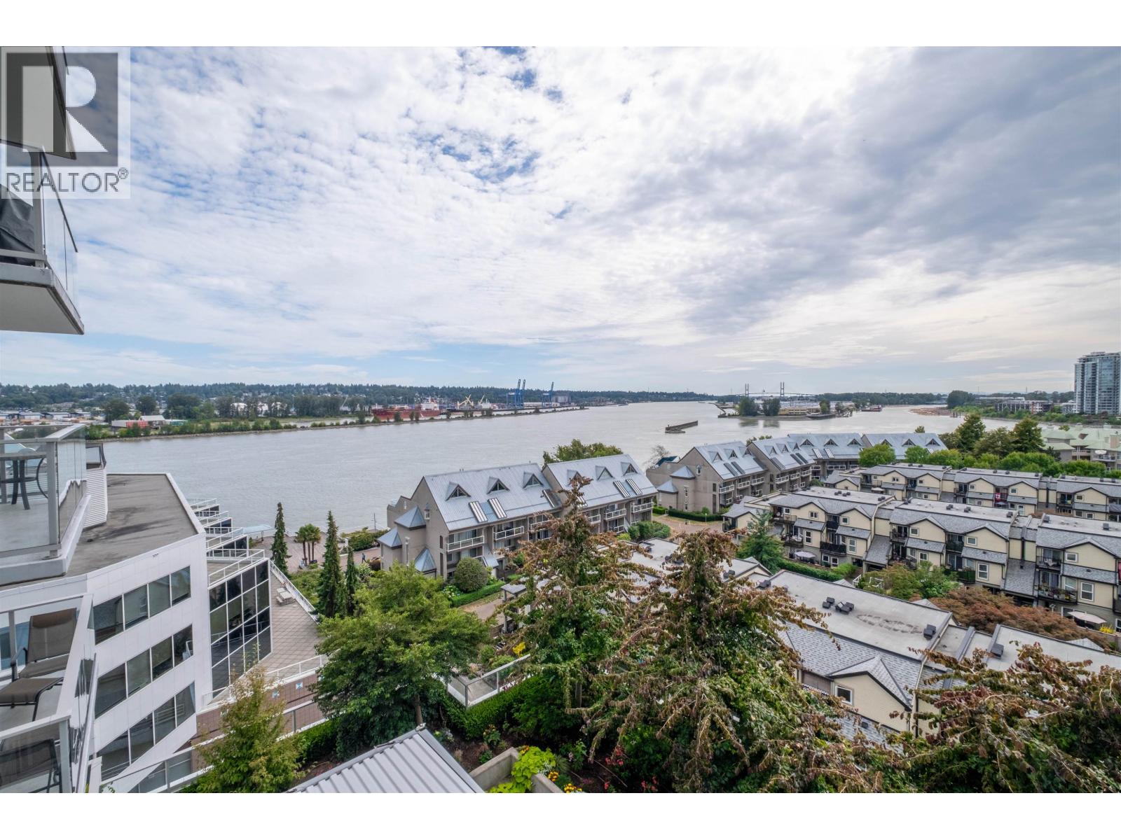 912 988 QUAYSIDE DRIVE, New Westminster