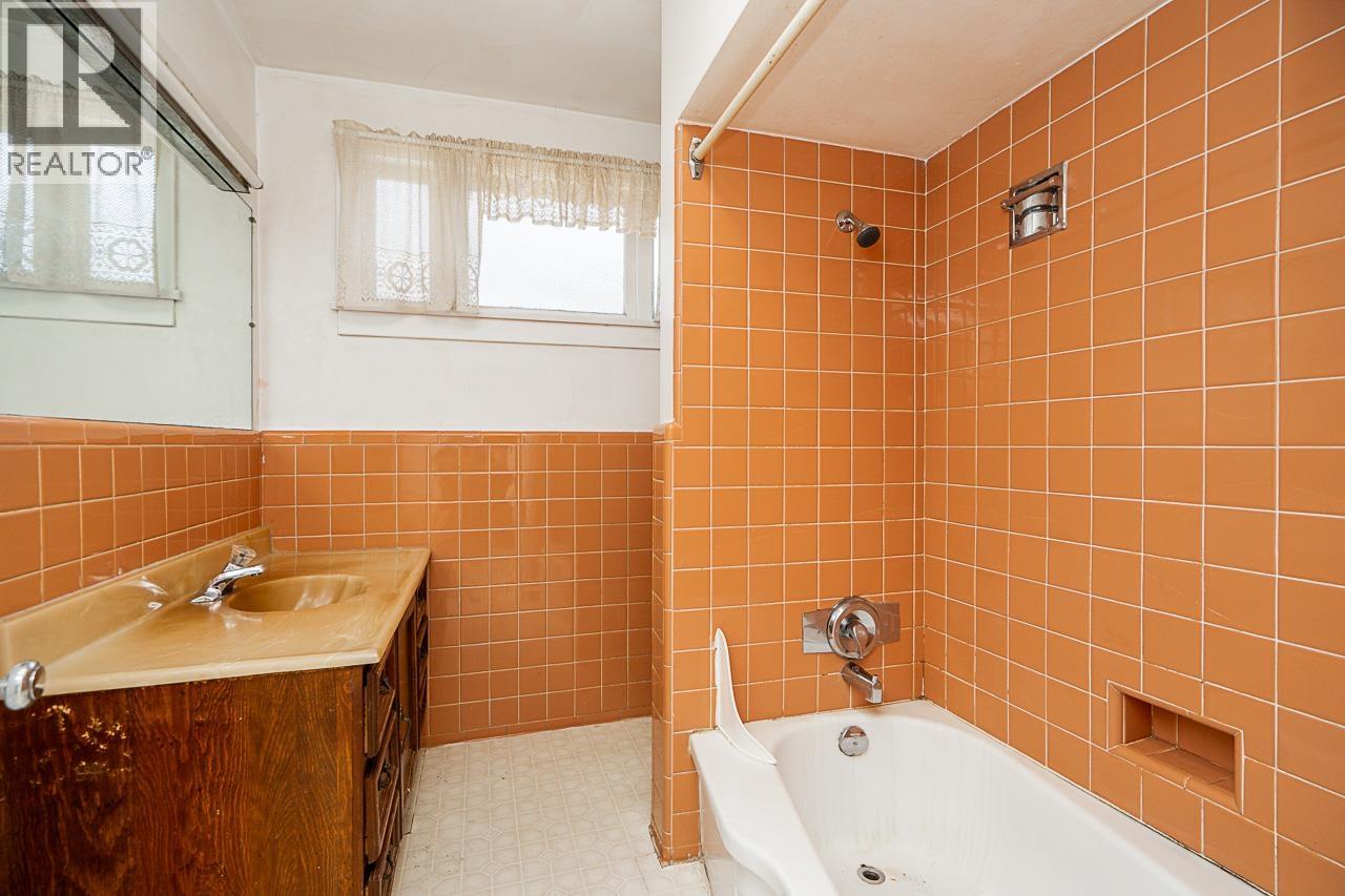 2212 OLD DOLLARTON ROAD, North Vancouver