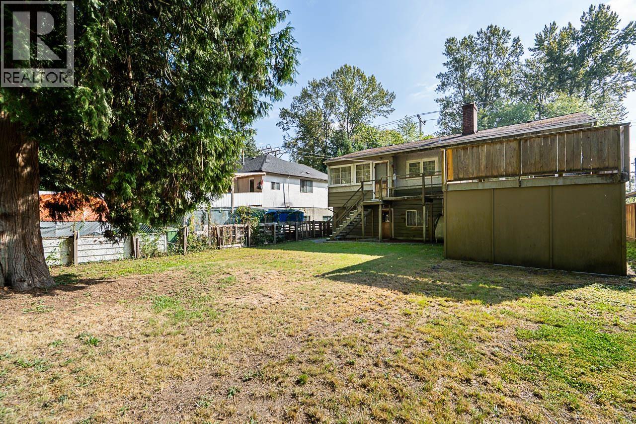 2212 OLD DOLLARTON ROAD, North Vancouver