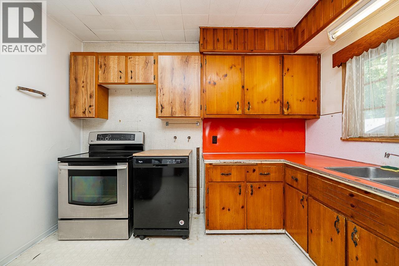2212 OLD DOLLARTON ROAD, North Vancouver