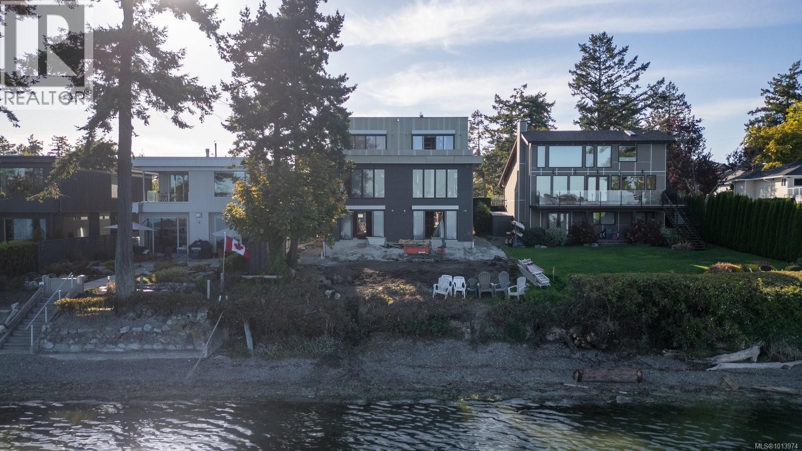 302 10393 Allbay Road, Sidney