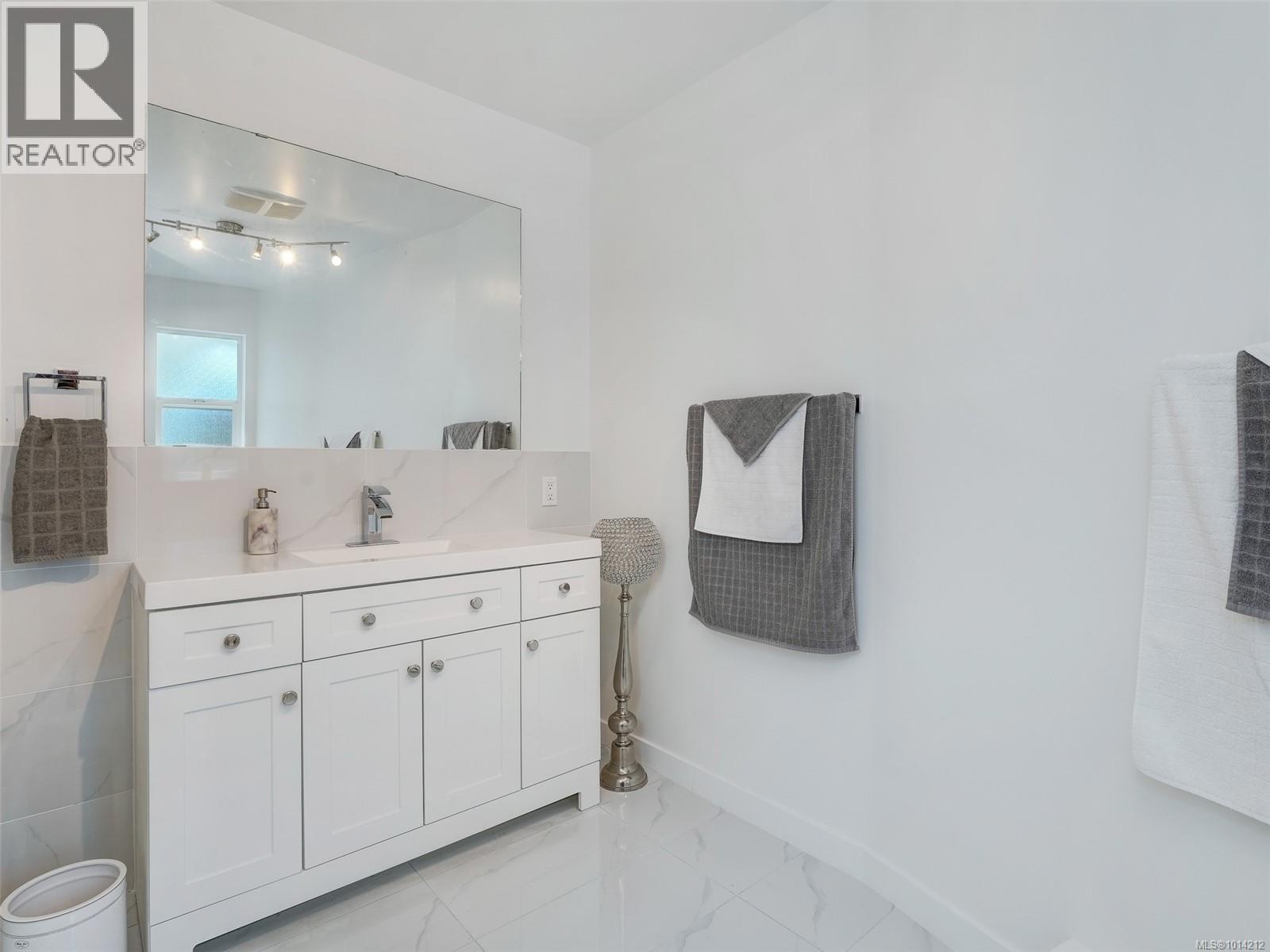 3718 Arbutus Dr N, Cobble Hill