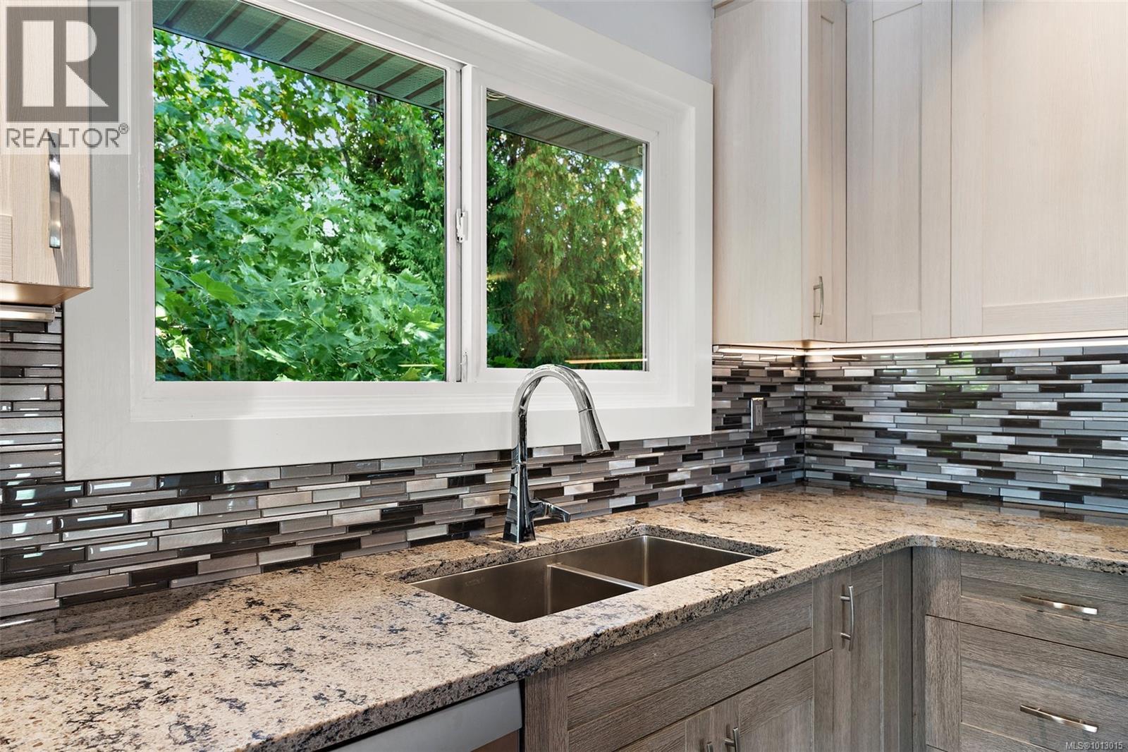 7254 Enid Pl, Central Saanich